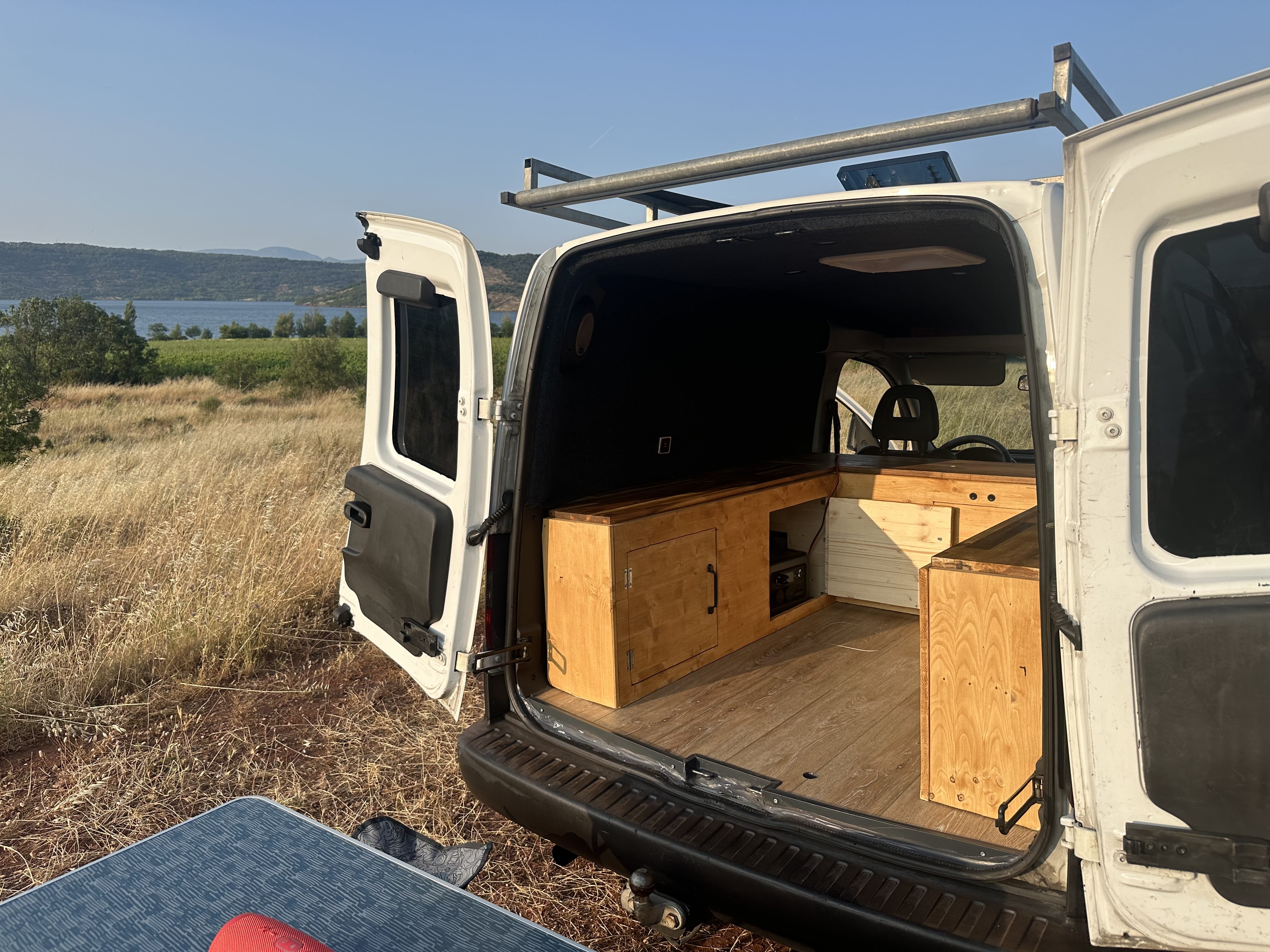 Opel Combo Aménagé 2 personnes - Cuisine - Douche solaire - Lit 2 places avec Coffre de toit