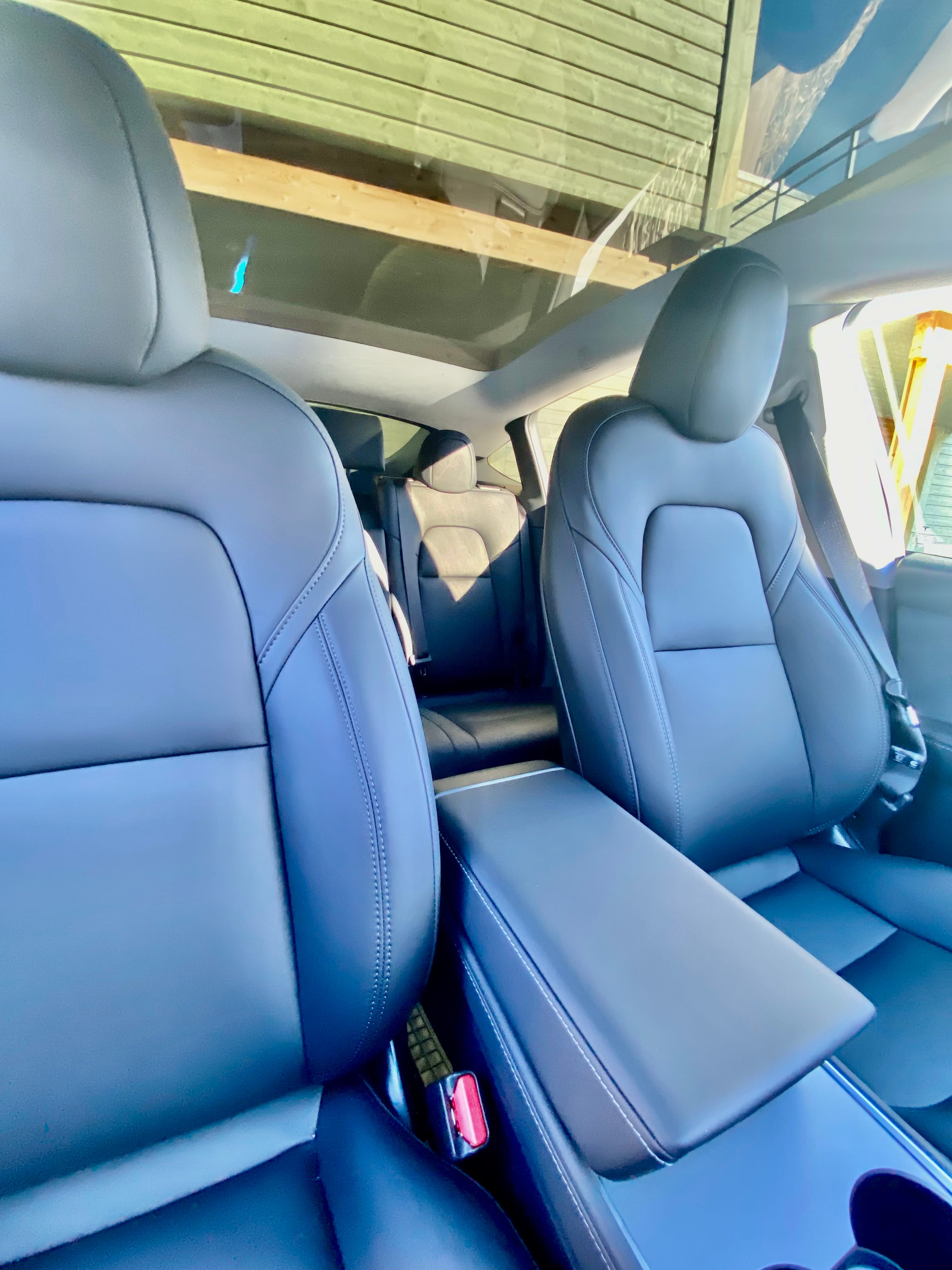 Tesla Model Y mit Navigationsgerät