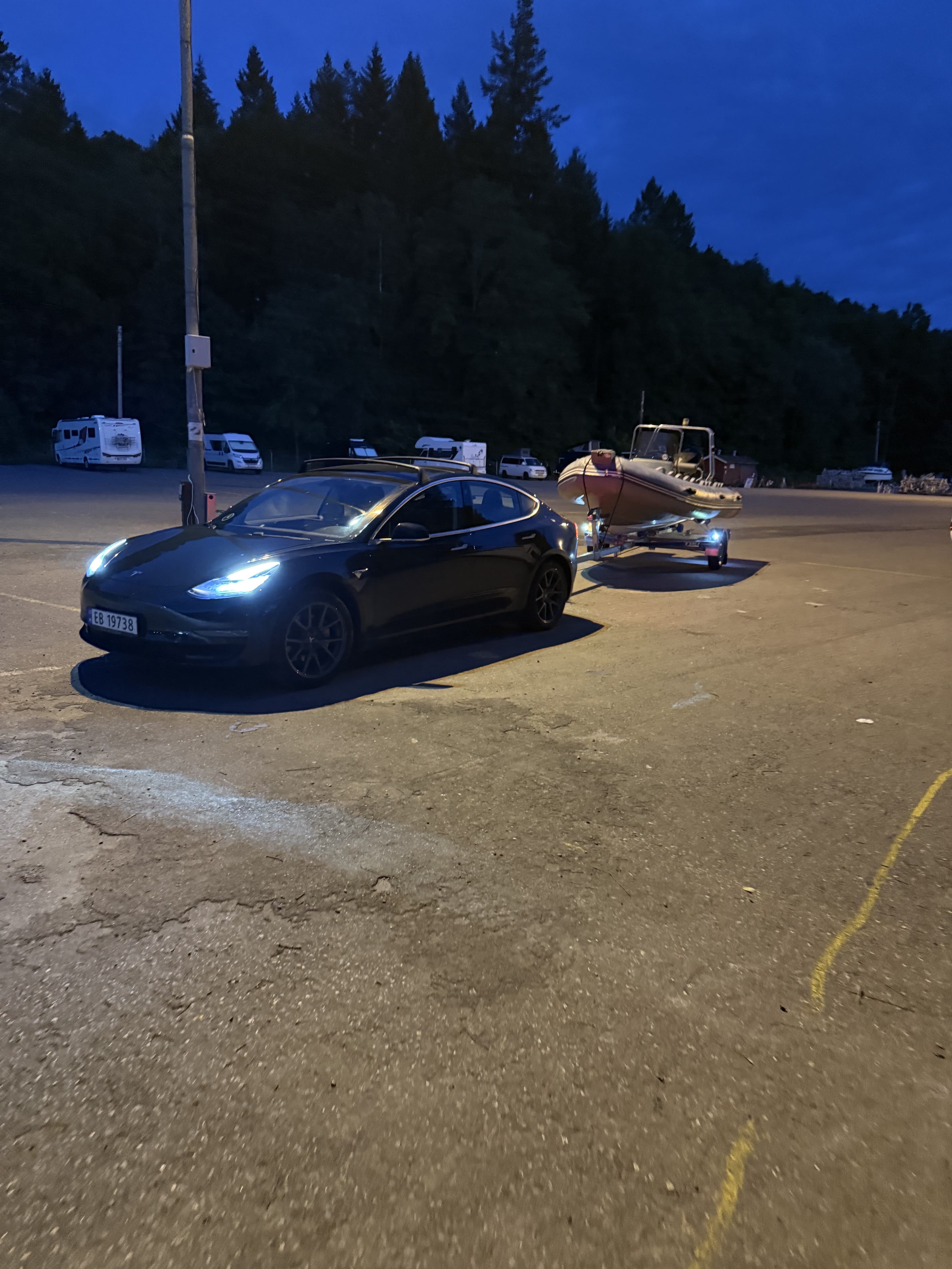 Tesla Model 3 Long Range med Skiboks