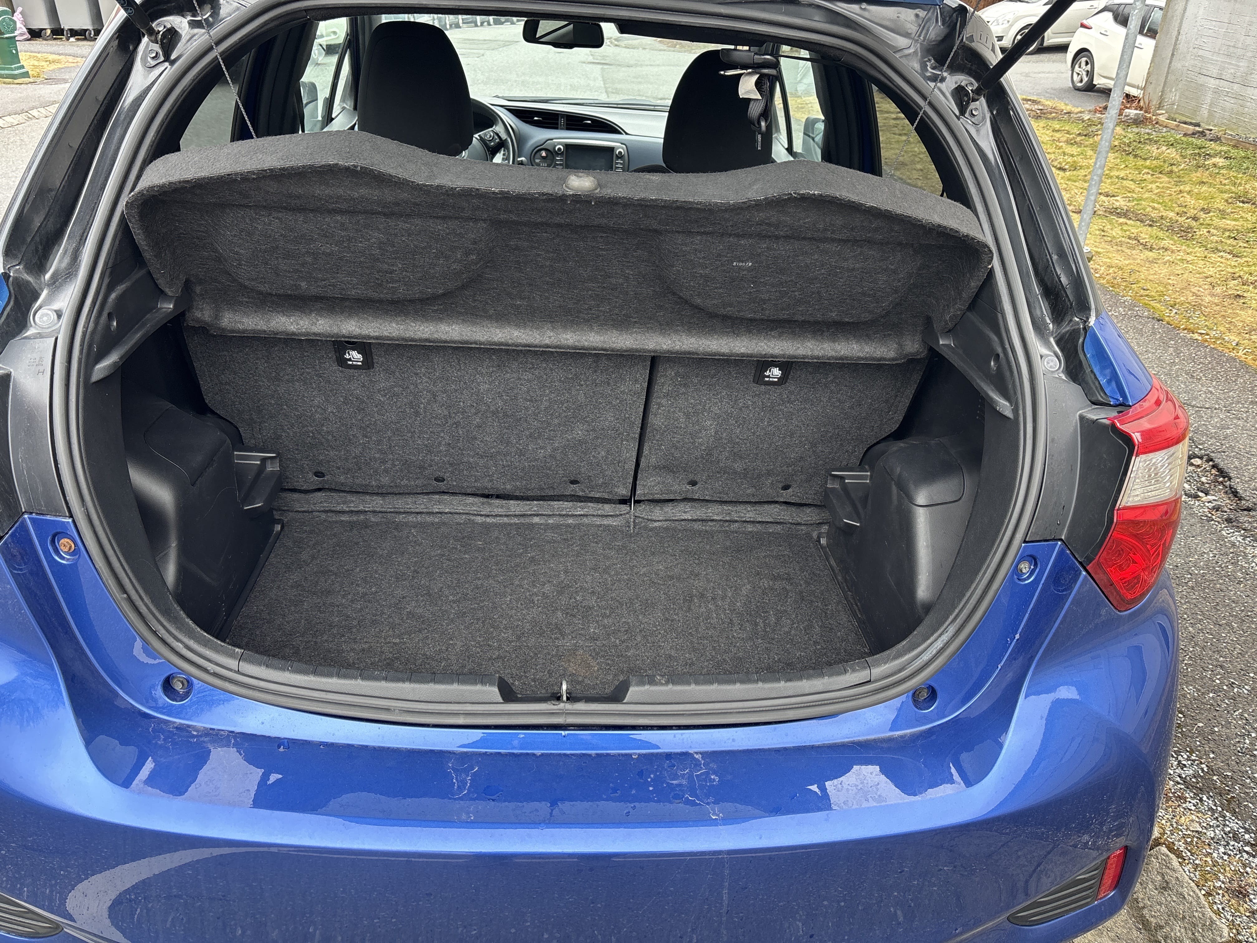 Toyota Yaris Hybrid 5 seter med Vinterdekk