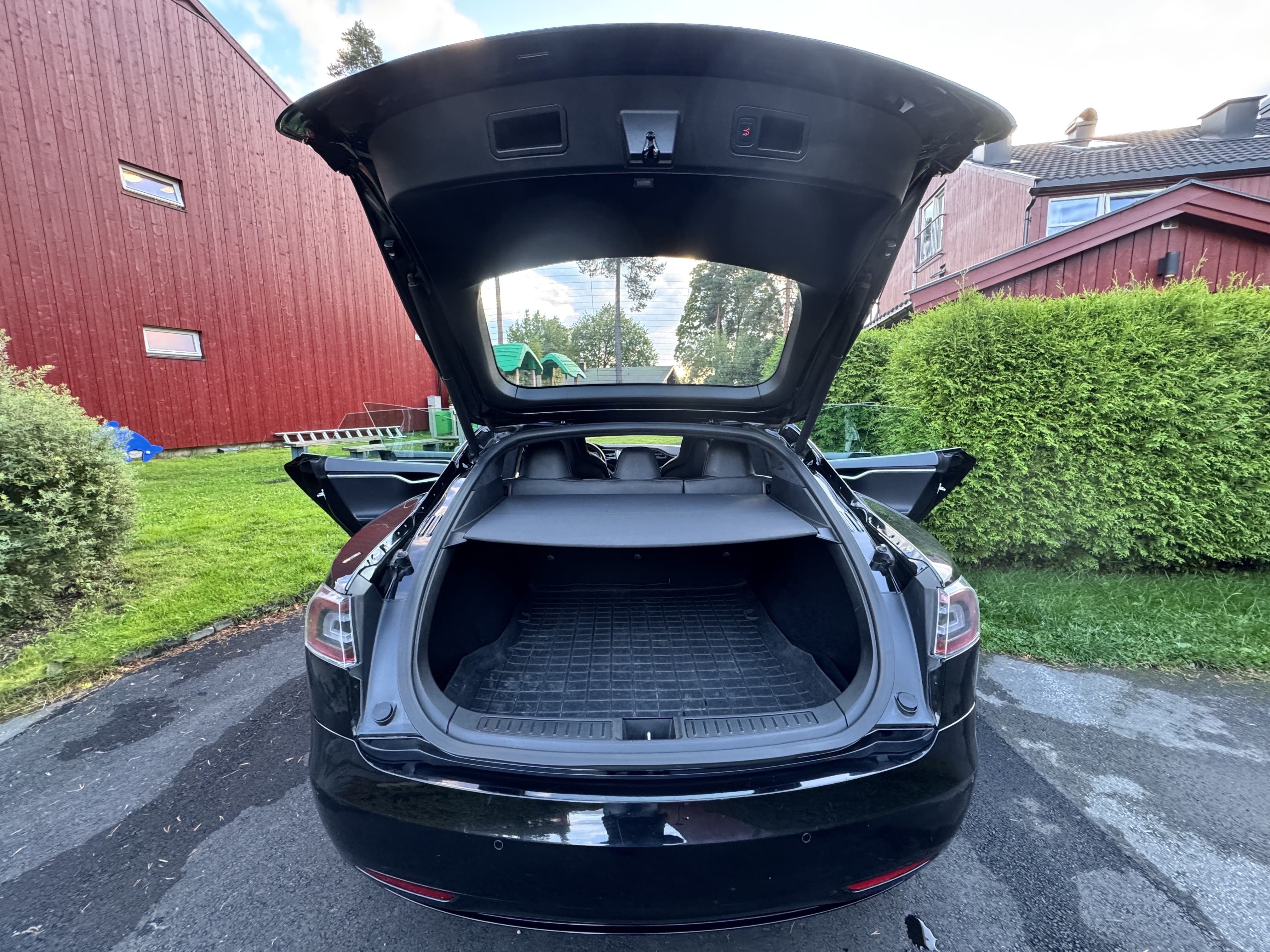 Tesla Model S 75D with Bike rack