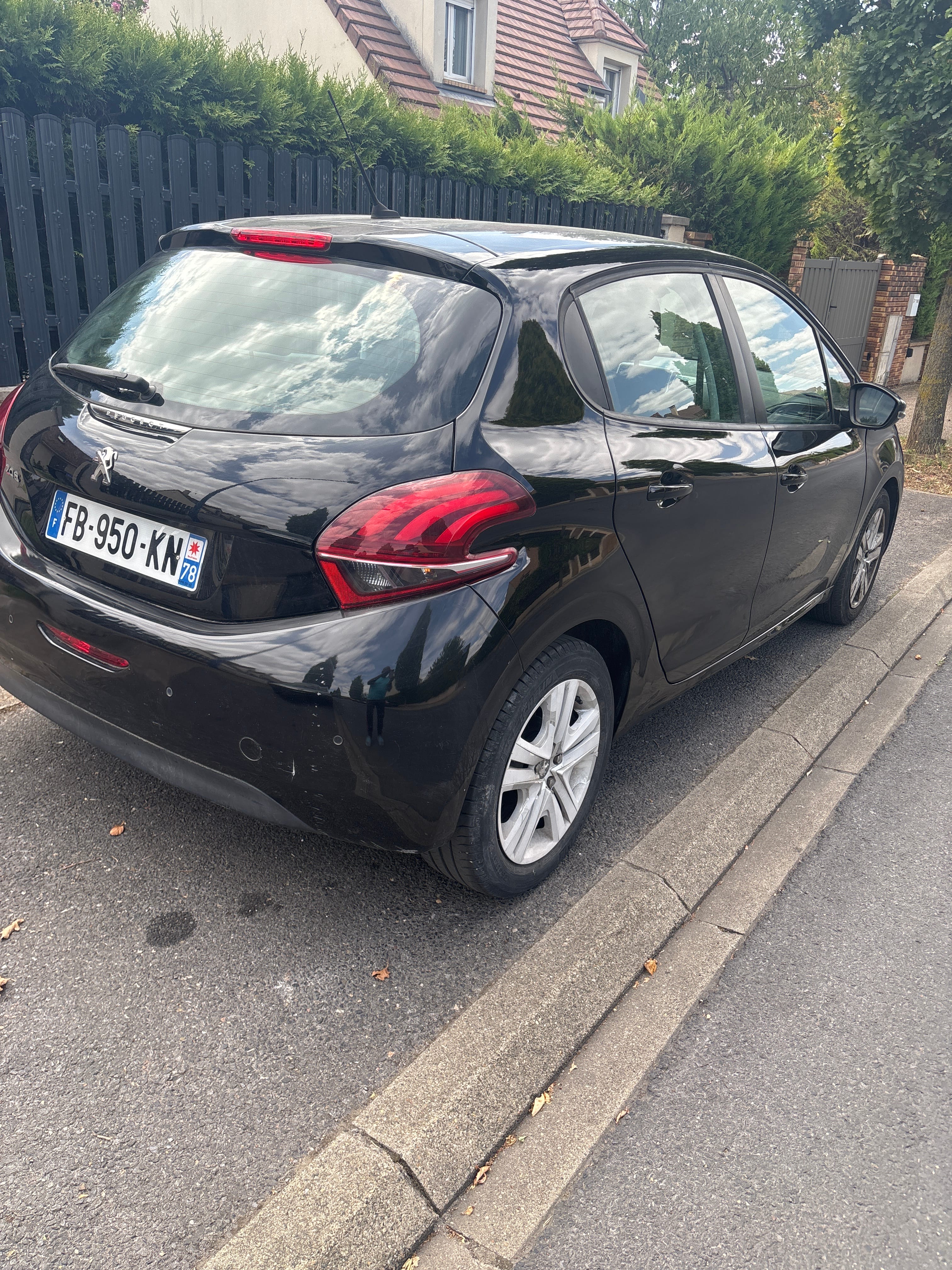 Peugeot 208 avec Apple CarPlay