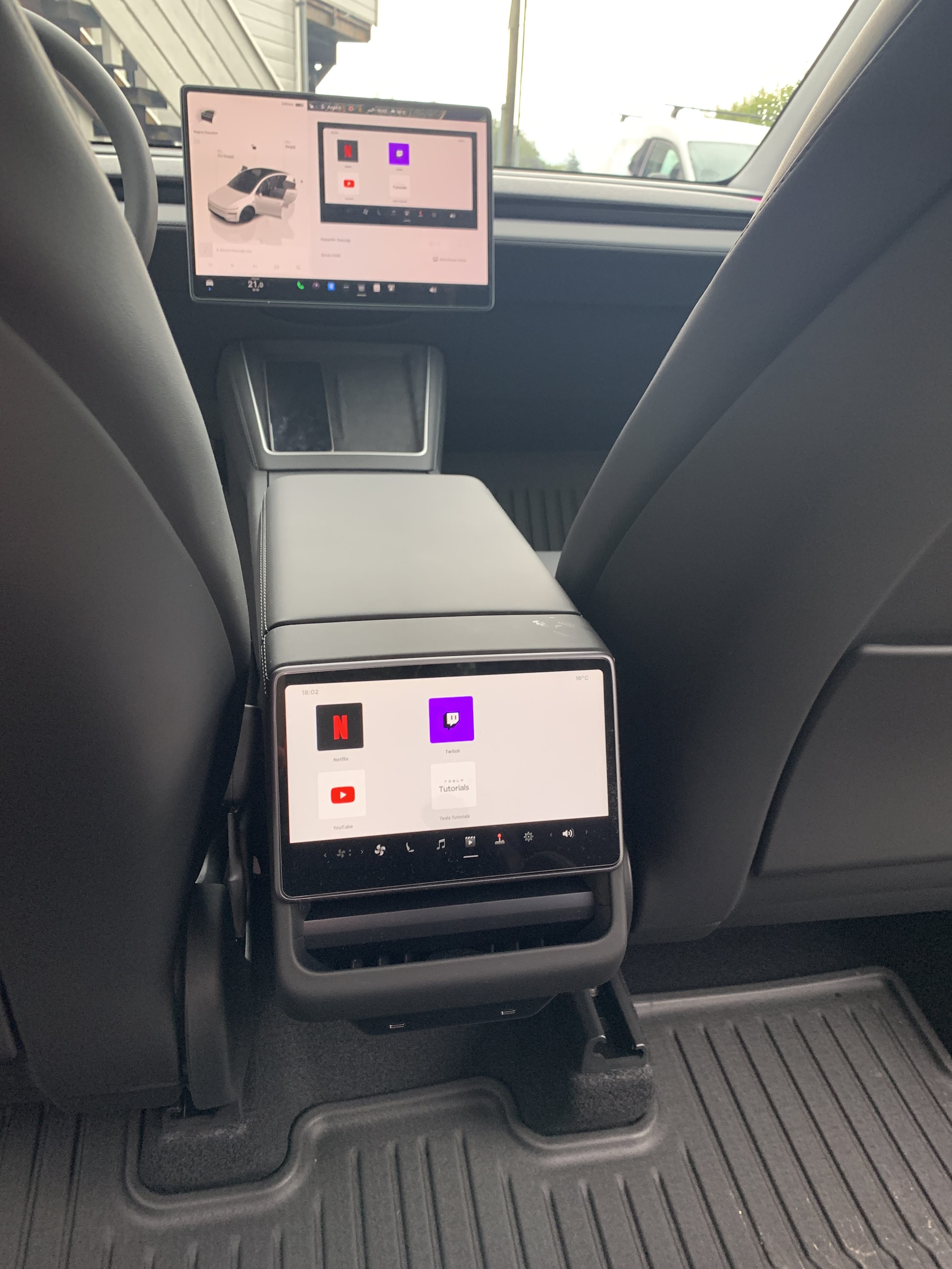 Tesla Model Y Performance med Babysete