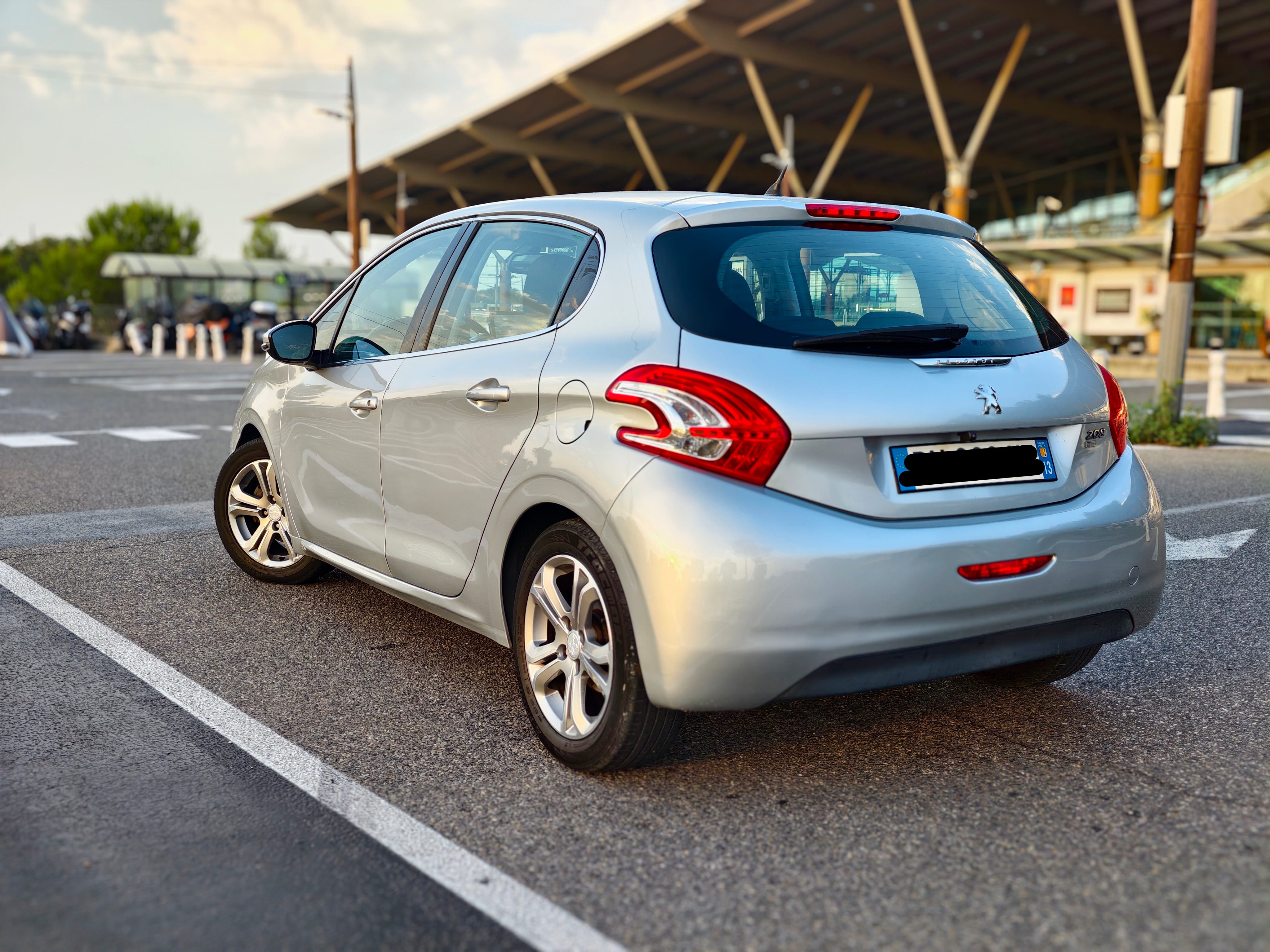 Peugeot 208 Gare Aix Tgv avec GPS