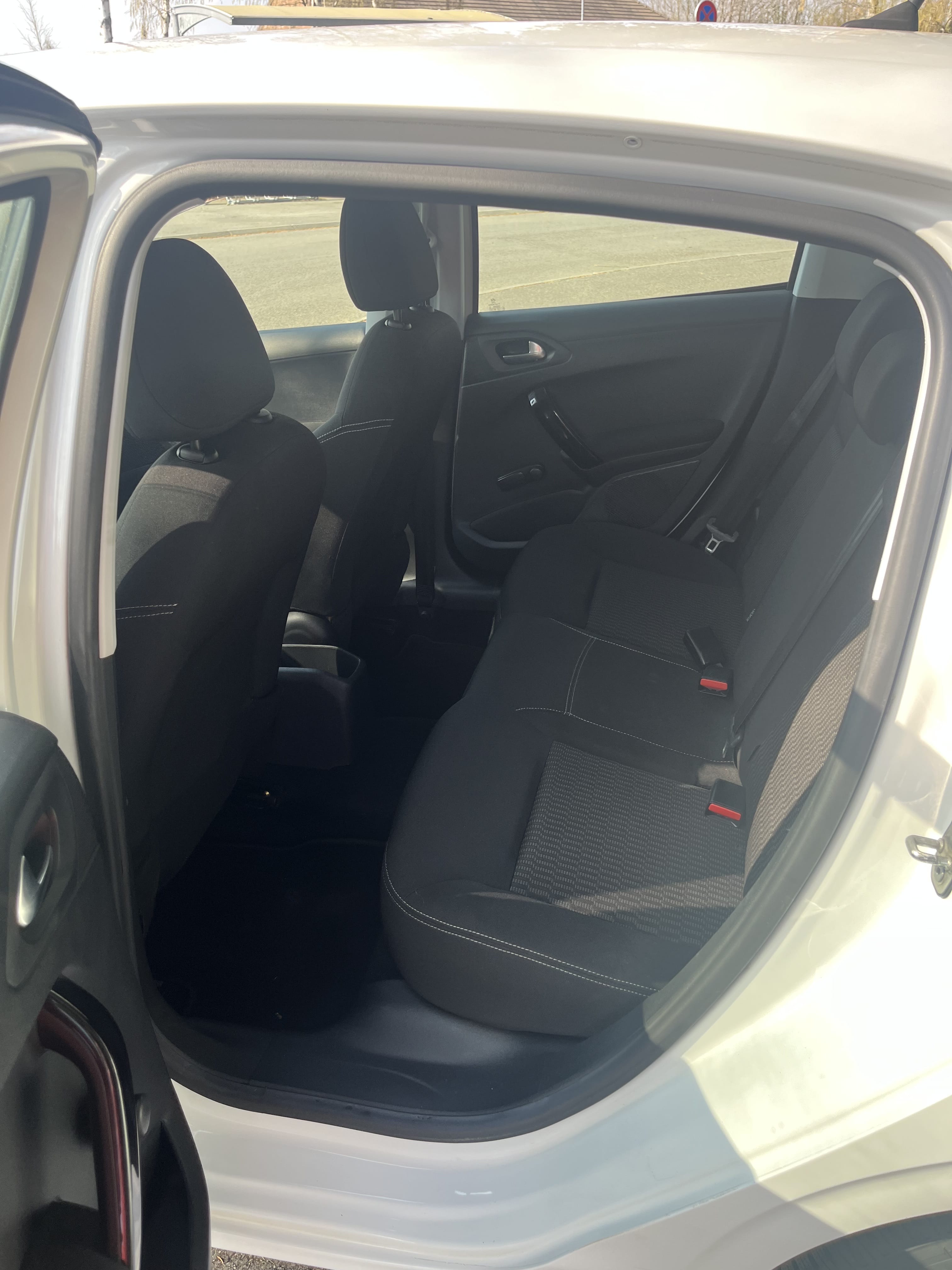 Peugeot 208 avec Autoradio