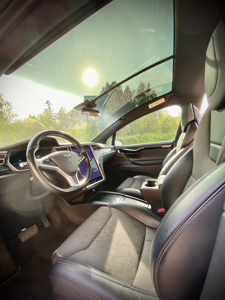 Tesla Model X med Cruisekontroll