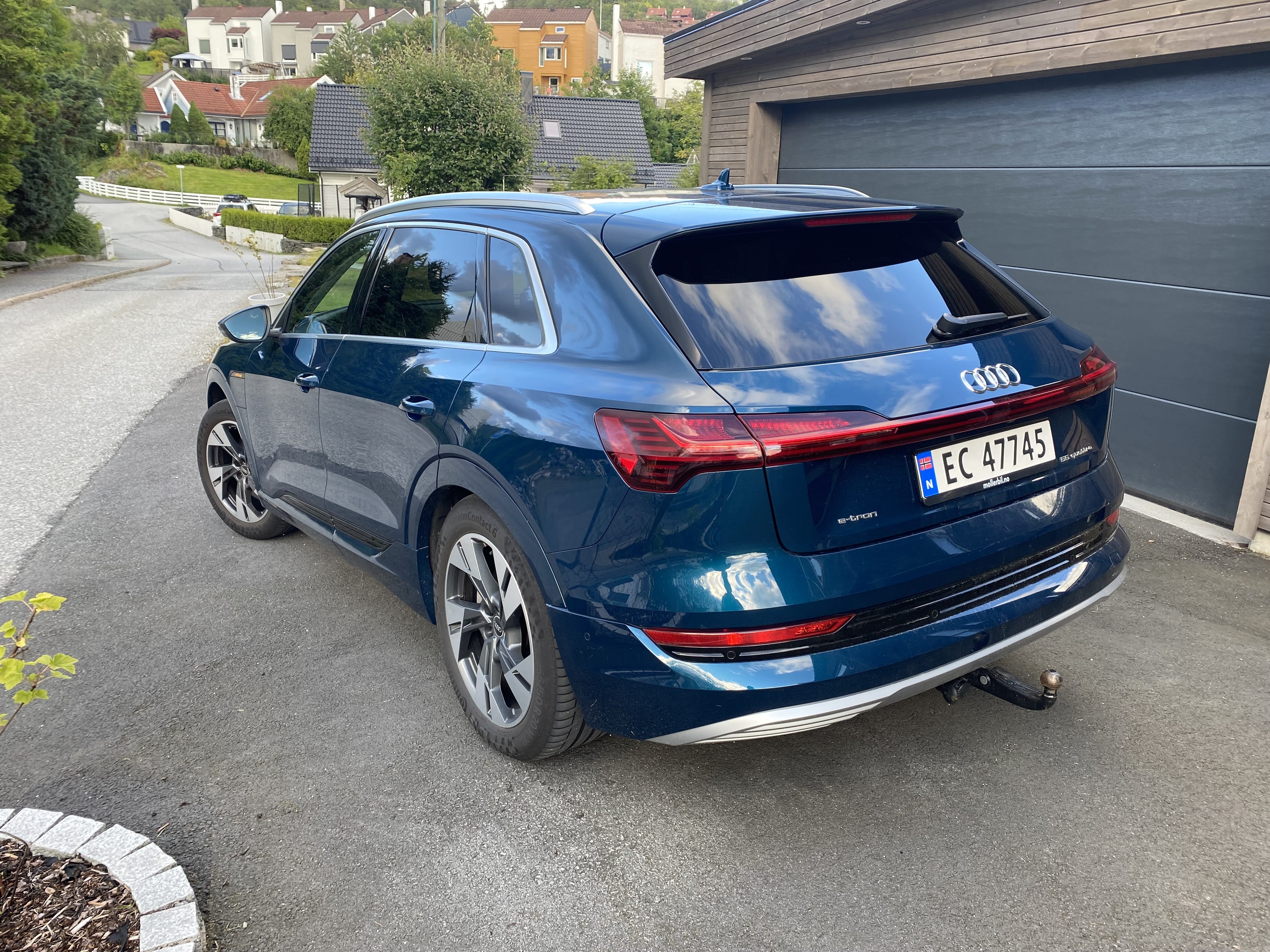 Audi e-tron with GPS