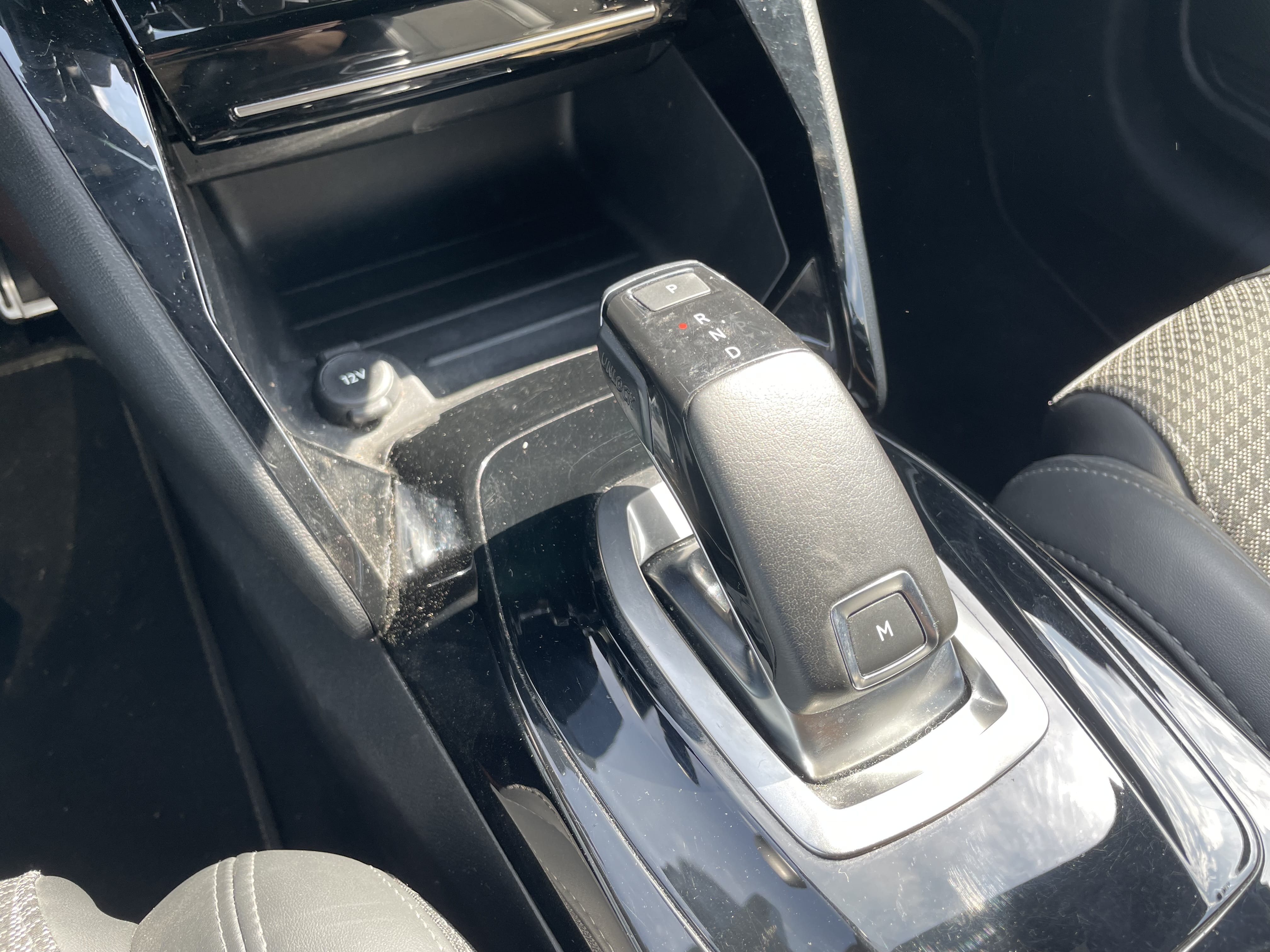 Peugeot 208 GT Line 100ch EAT8 avec Apple CarPlay