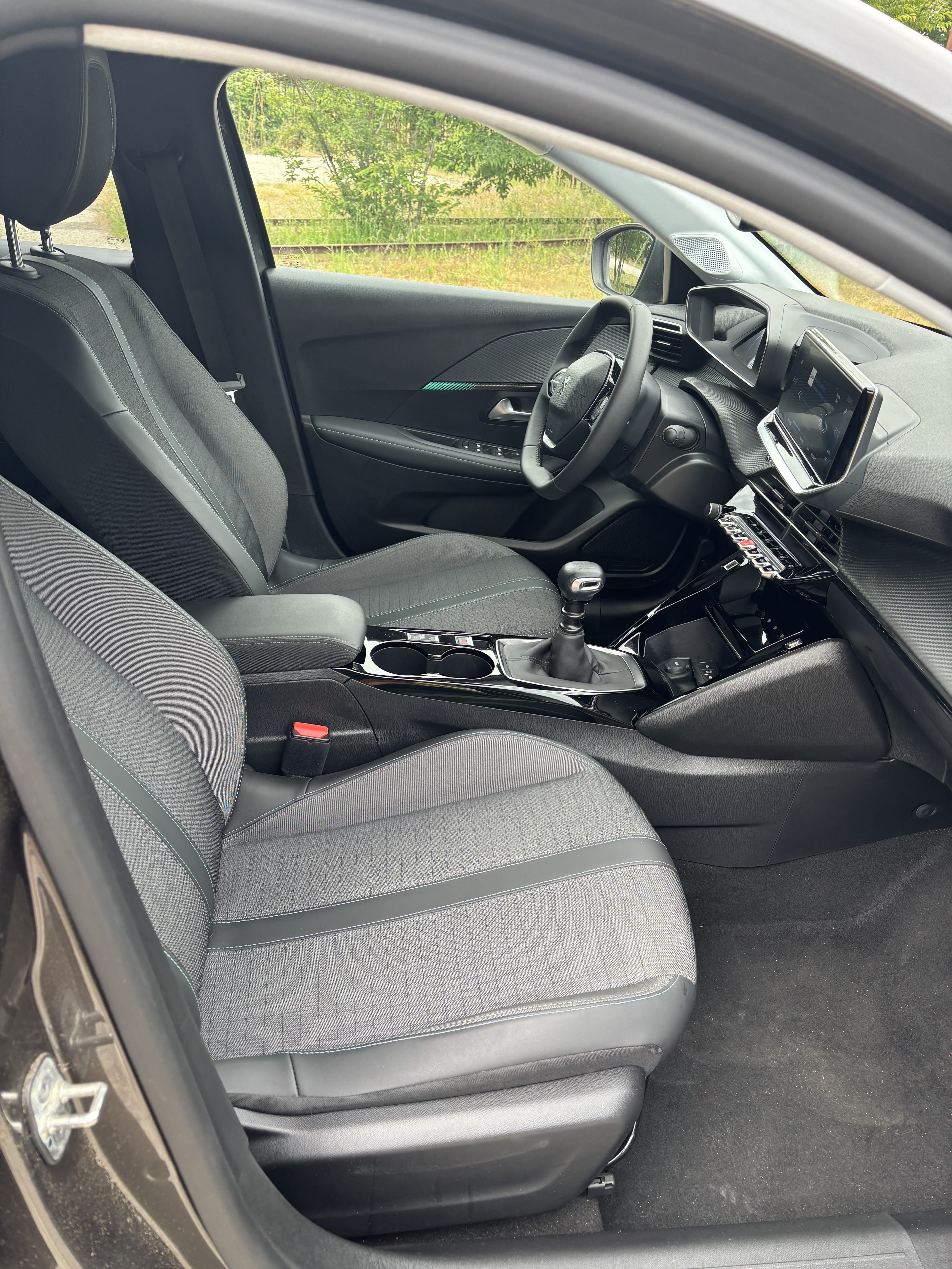 Peugeot 208 ALLURE 100CH - PARKING AEROPORT TOULOUSE-BLAGNAC avec Audio Bluetooth