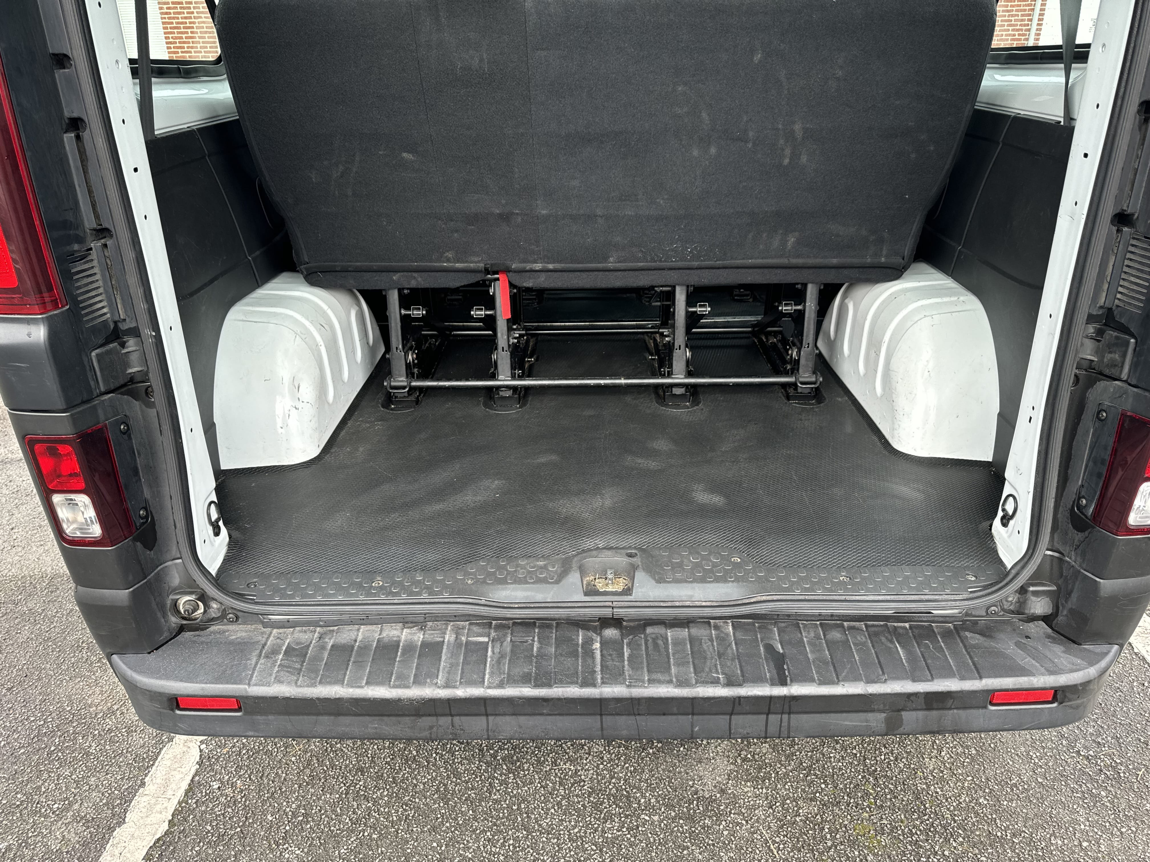 Opel Vivaro Combi avec Pneus neige