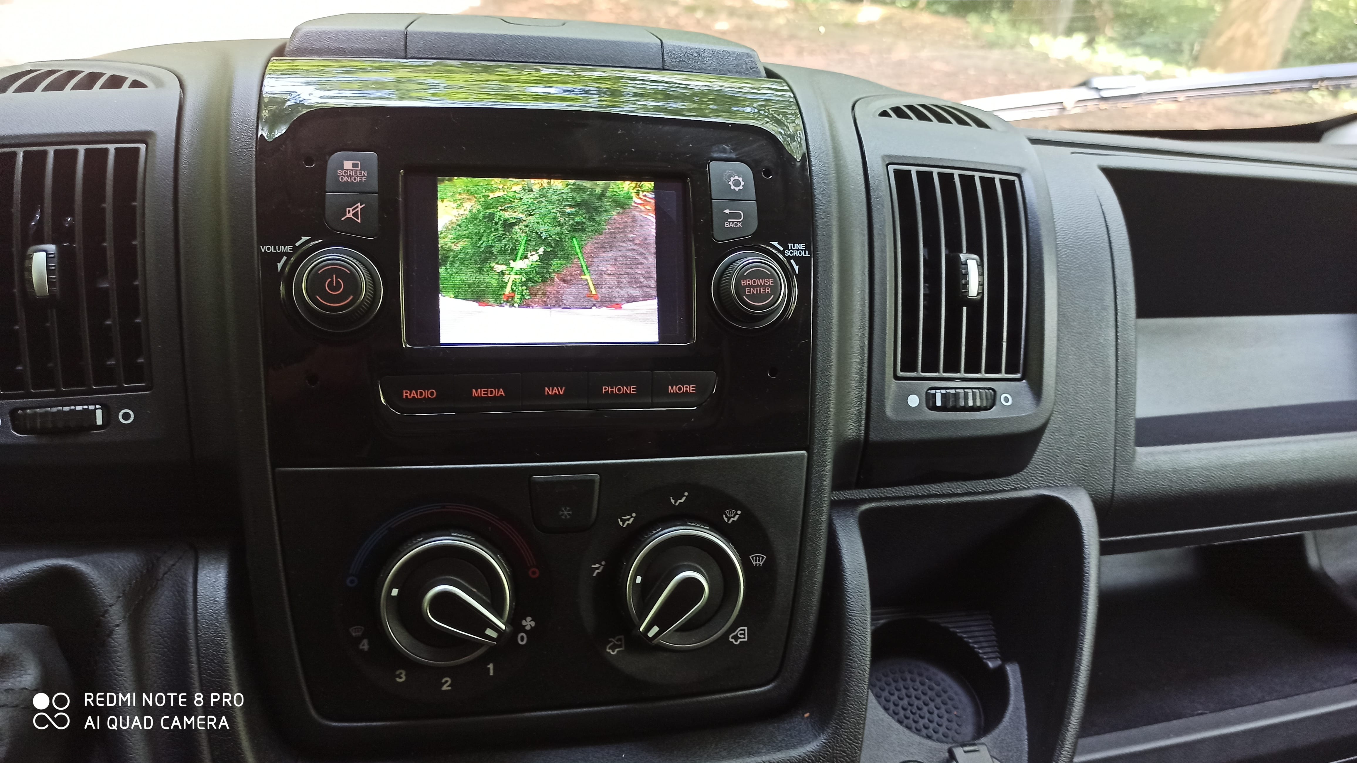 Peugeot Boxer avec diable et rampes mit Bluetooth-Audio