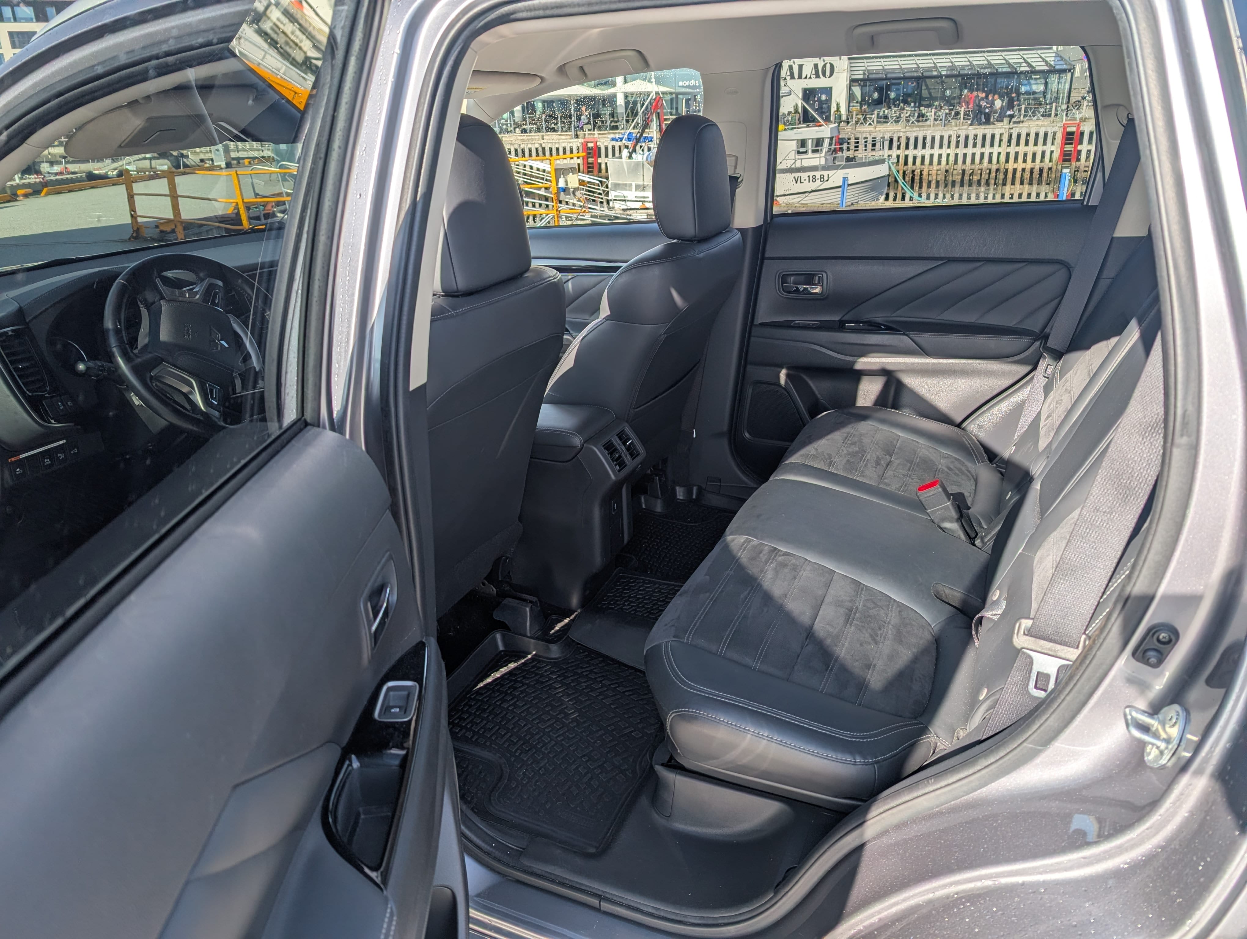 Mitsubishi Outlander PHEV MOTION with Four-wheel drive