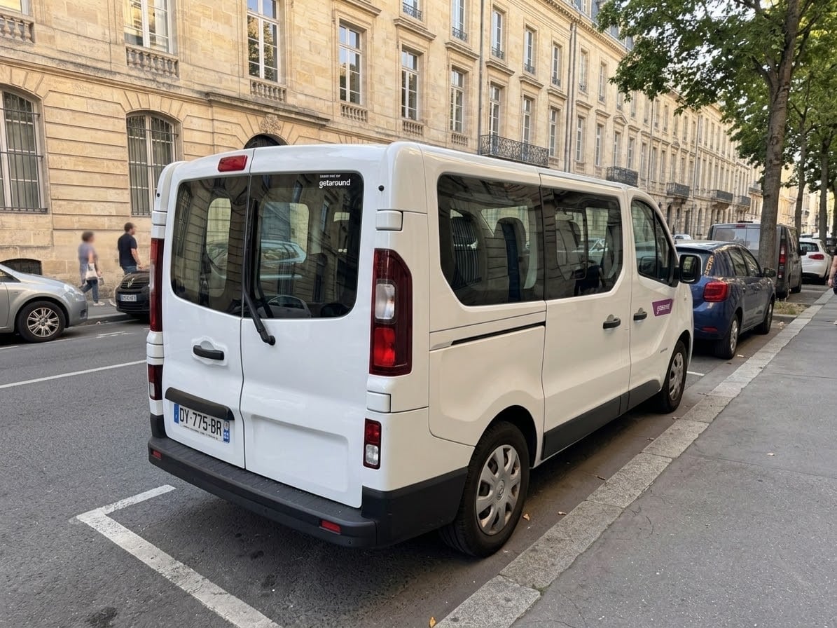 Renault Trafic Passenger  Louez le Renault Trafic 9 places – Espace, Confort et Économie - Tous Vos Déplacements avec Régulateur de vitesse