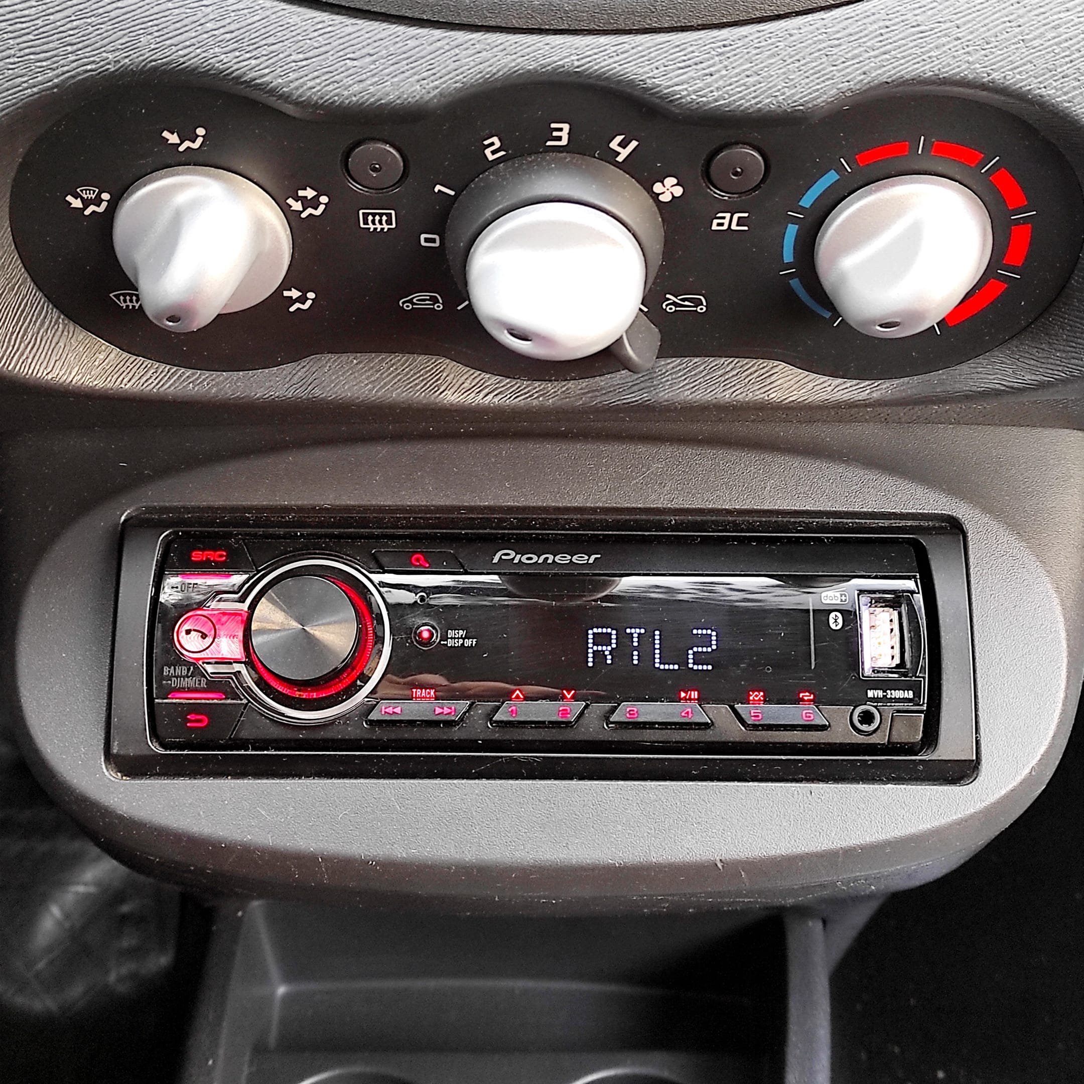 Renault Twingo 2 - Crit'Air 1 with Audio / iPod input