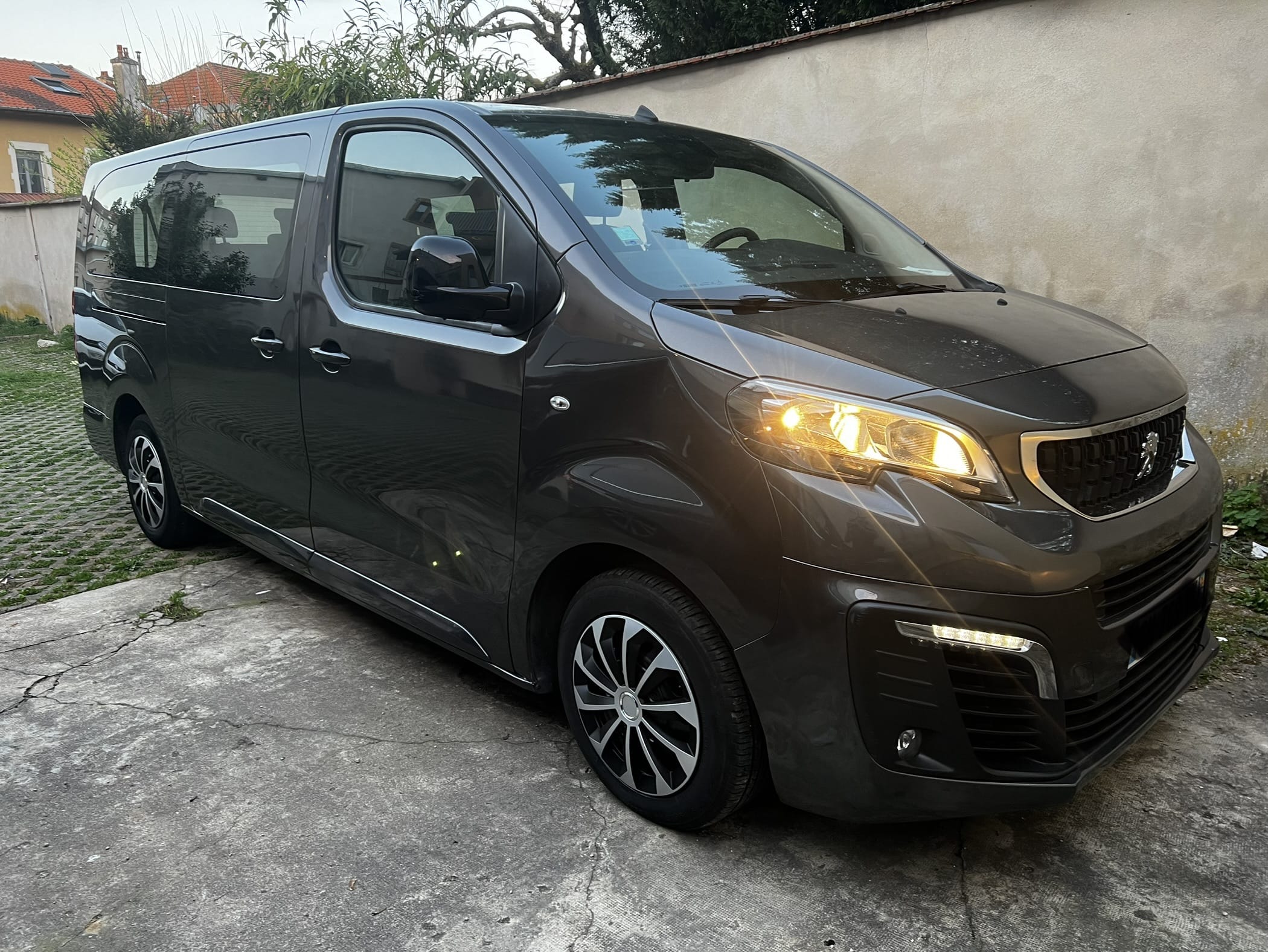 Peugeot Traveller 9 places avec Dashcam