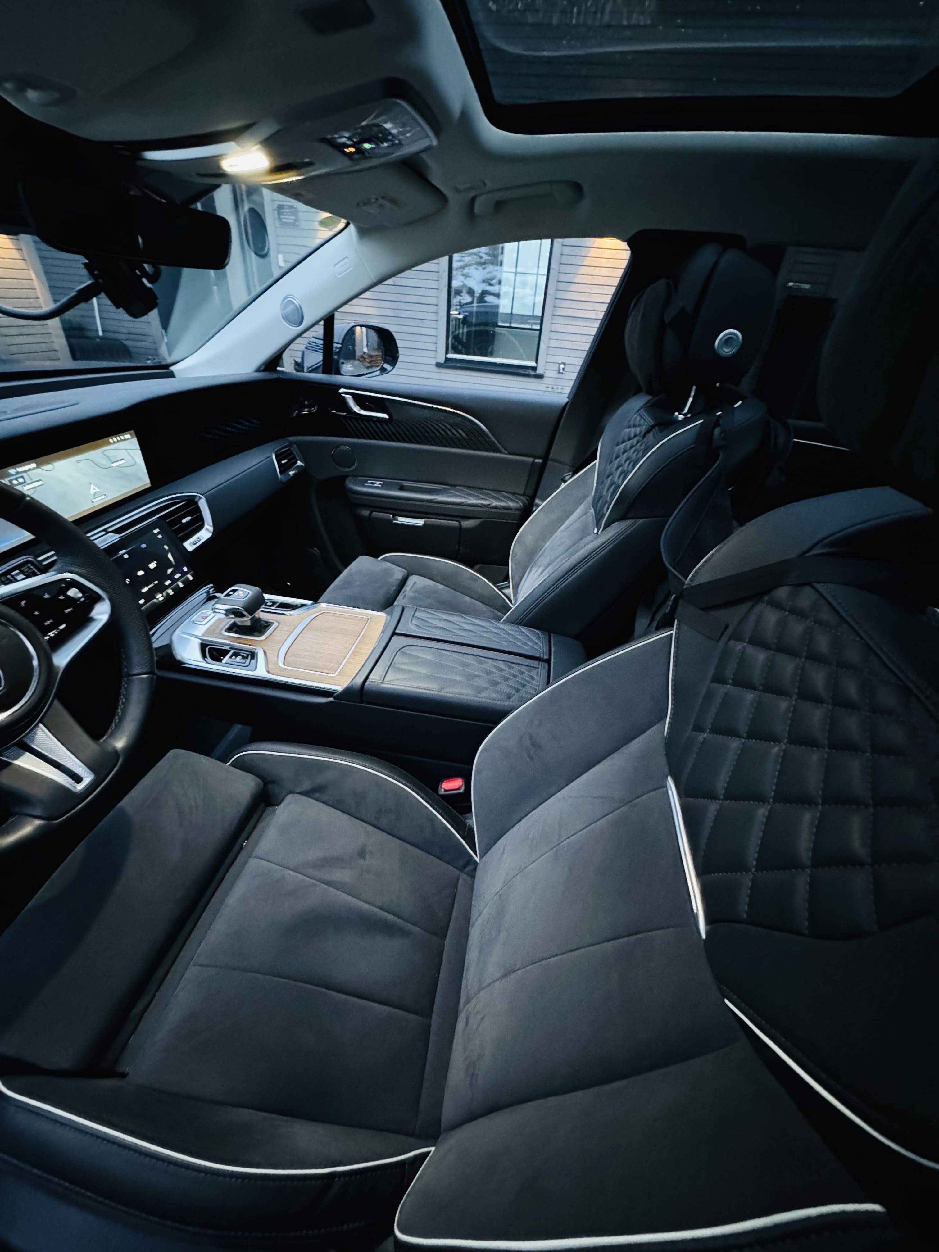 Hongqi E-HS9 with GPS