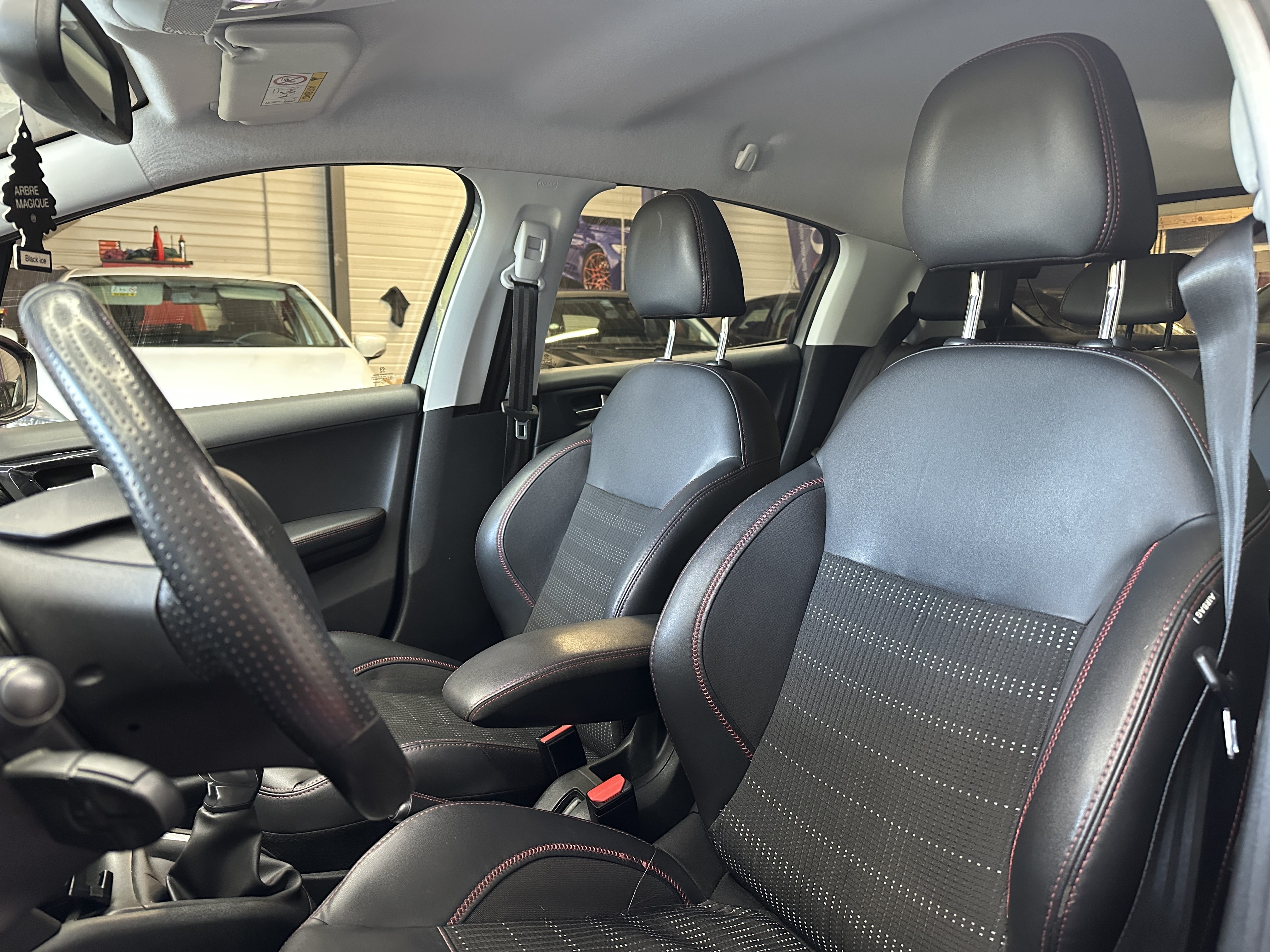 Peugeot 208 GT Line avec Siège bébé