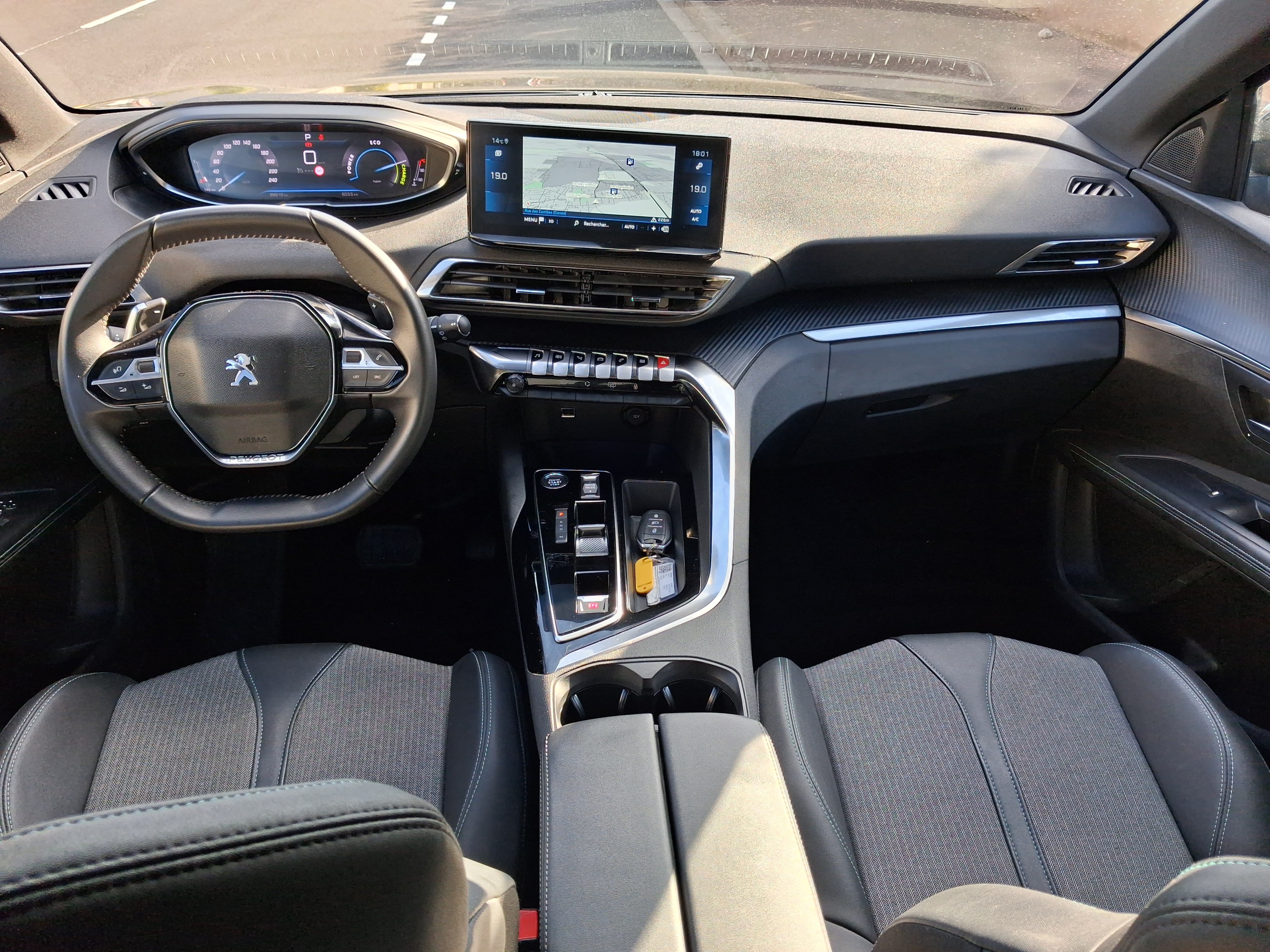 Peugeot 5008 7 places hybride avec GPS
