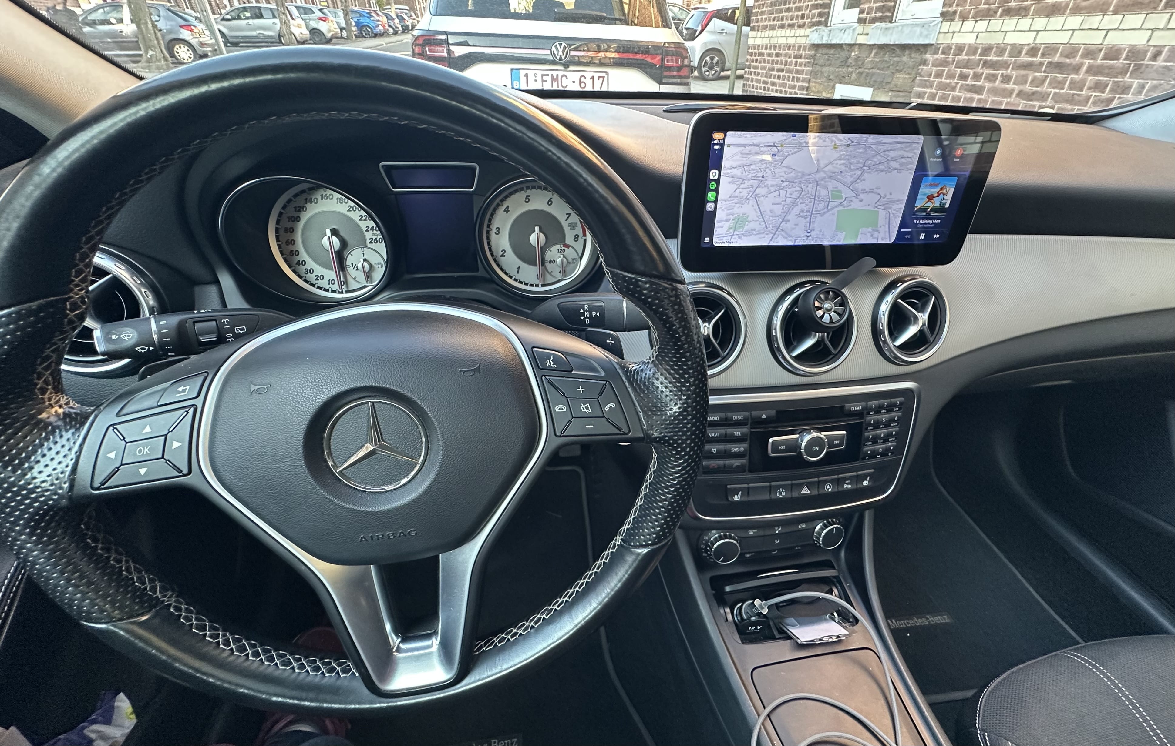 Mercedes-Benz GLA 200 with Backup camera