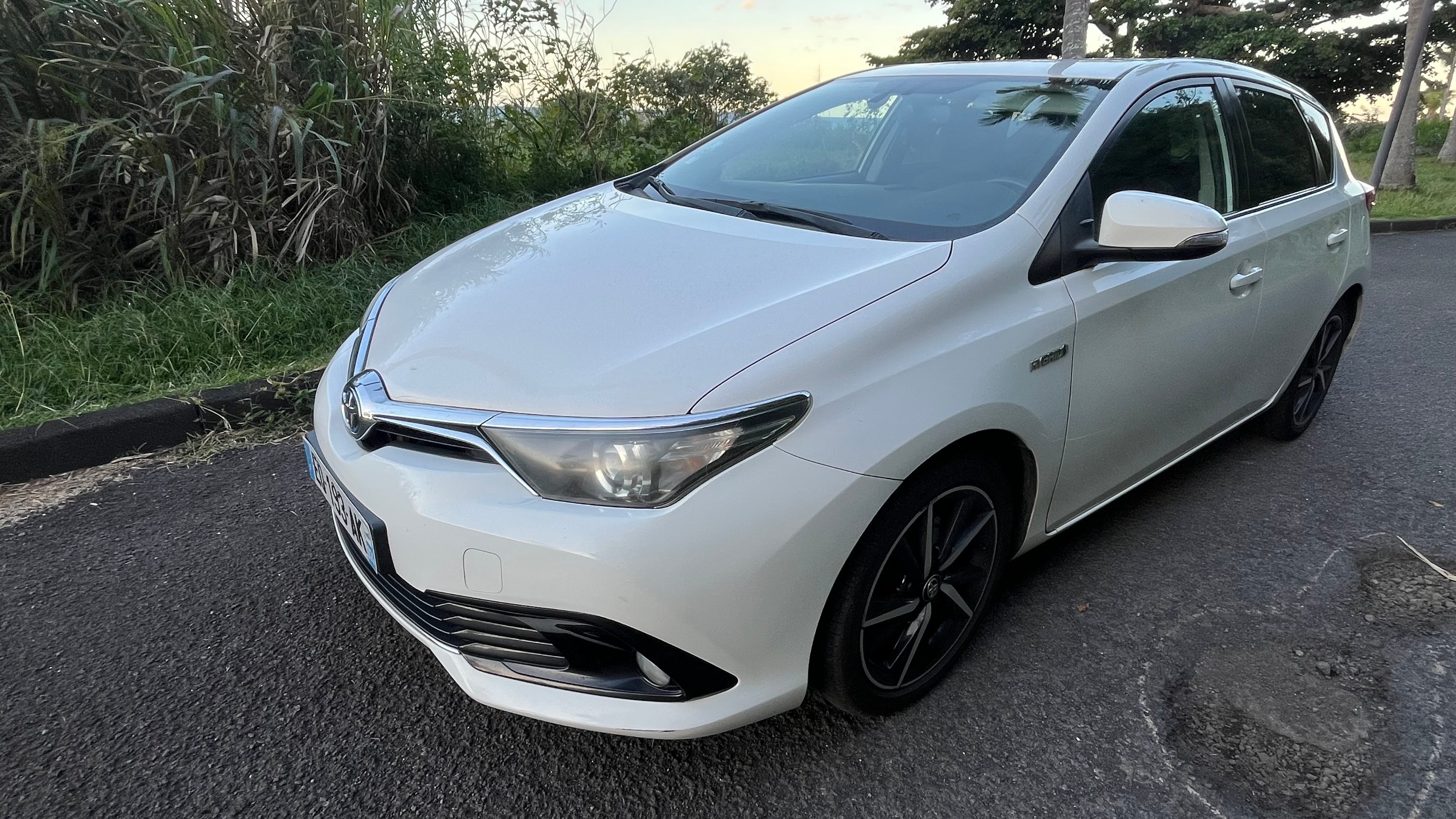 Toyota Auris, 2017, Essence 95 / Électrique (hybride), automatique
