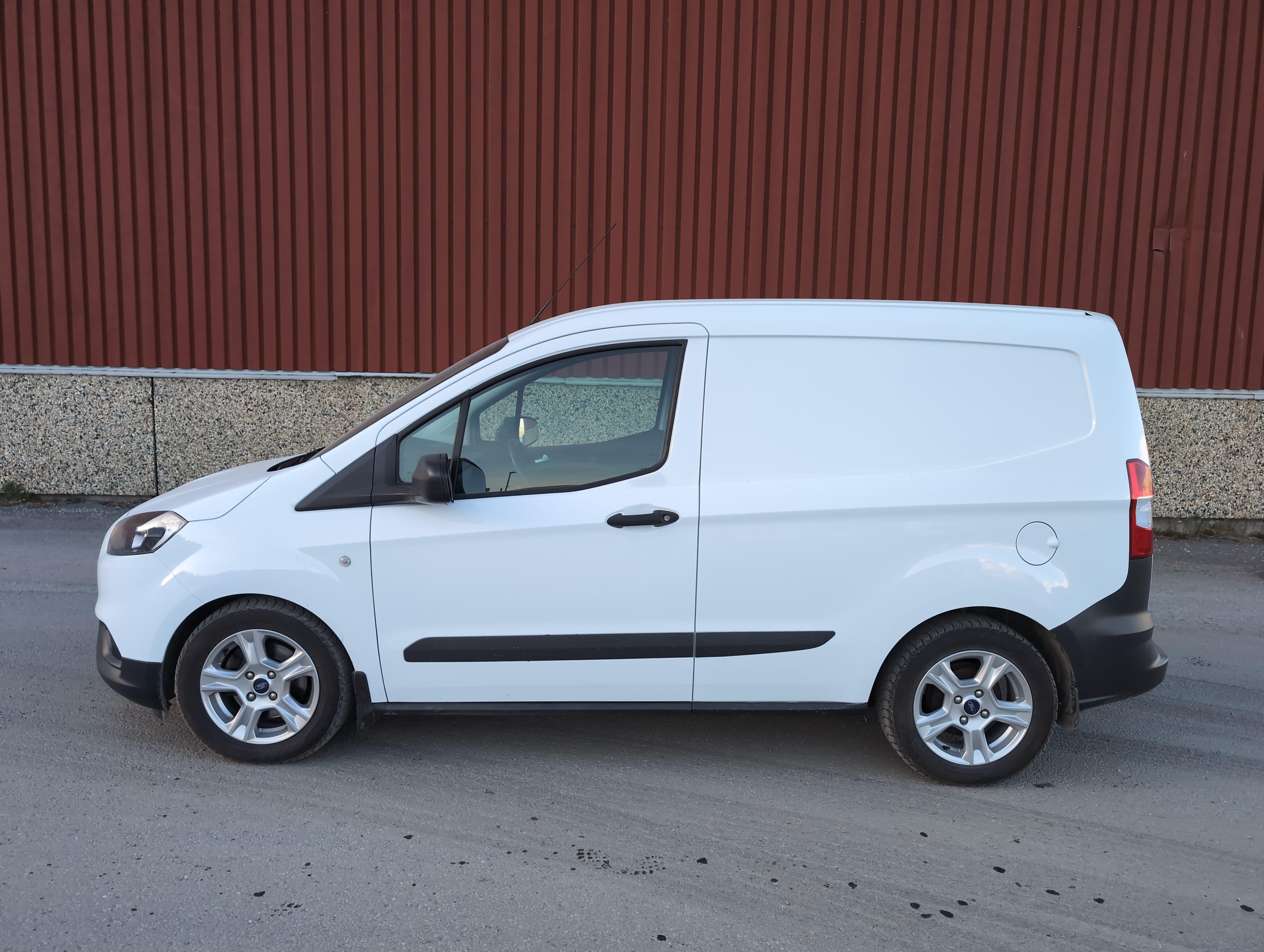 Ford Transit Courier Varebil met Airco