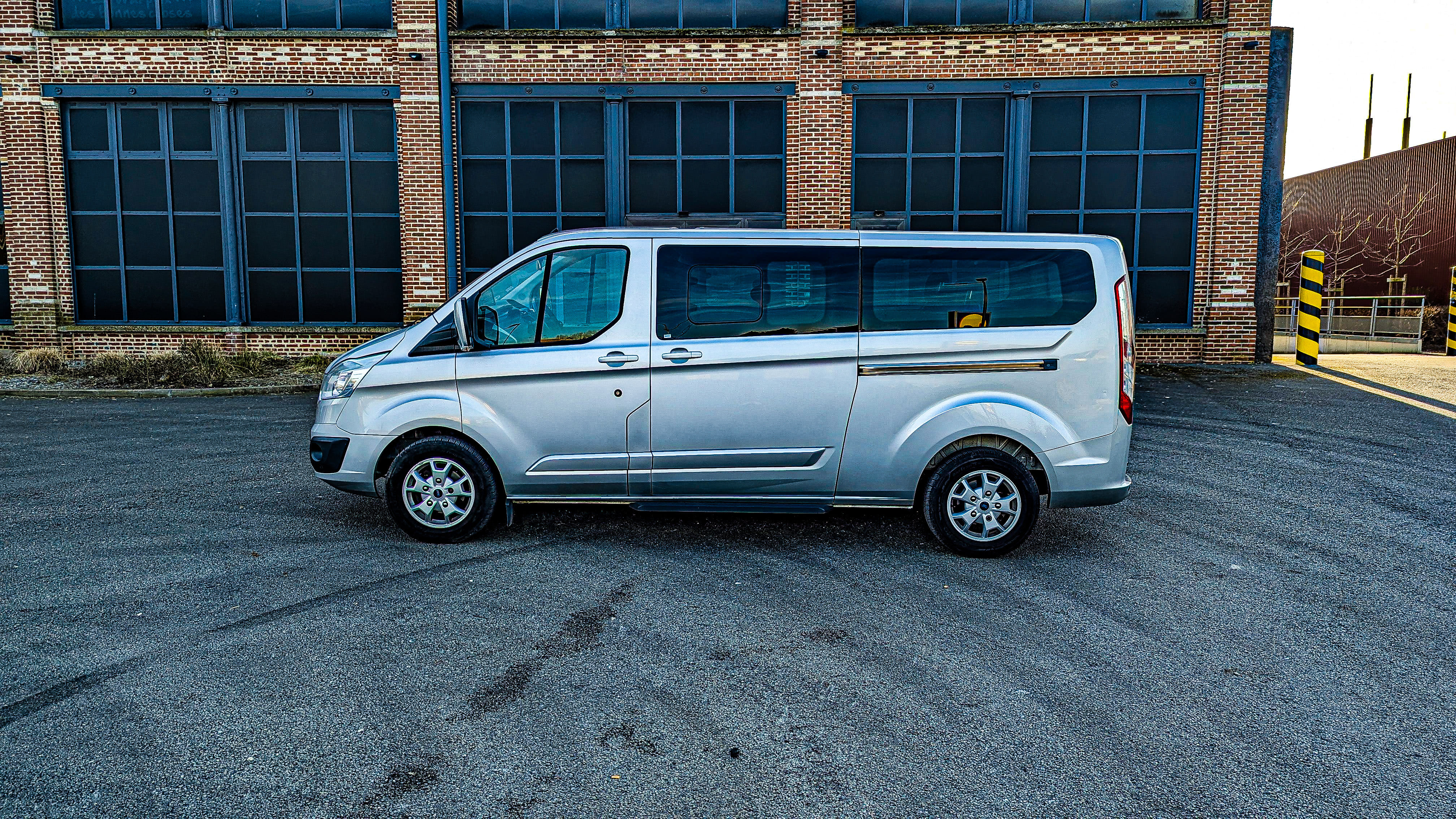 Ford Tourneo Custom 2.2 DTCI 125 CH 9 PLACES GRAND COFFRE avec Climatisation