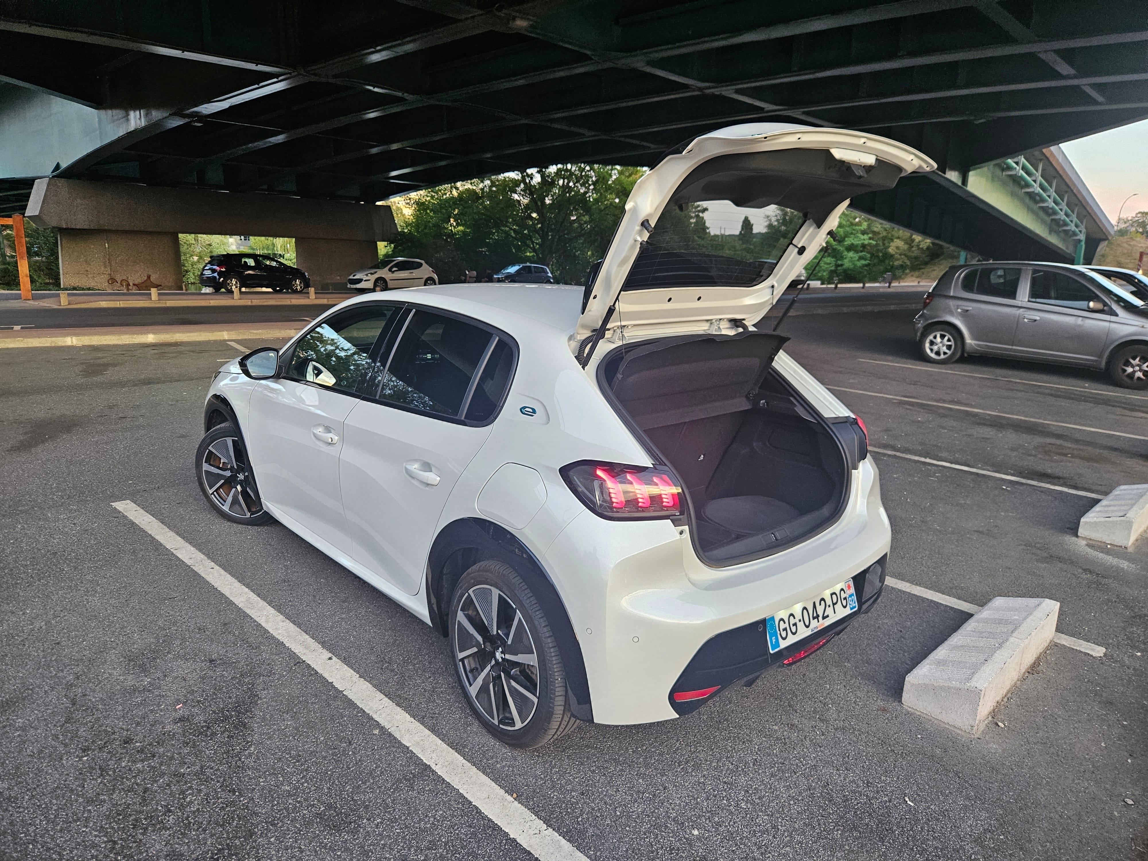 Peugeot 208 électrique - GT avec Apple CarPlay