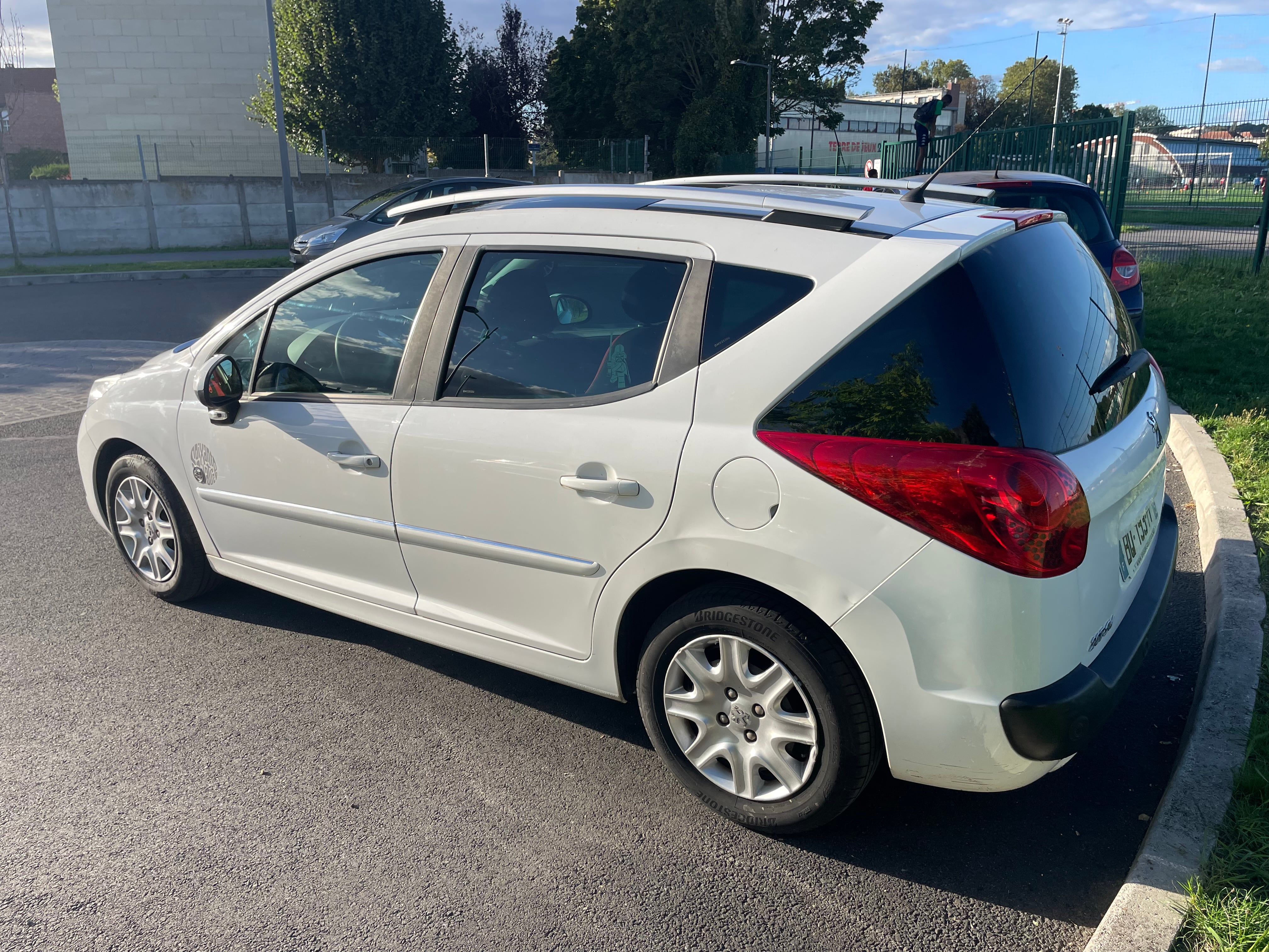 Peugeot 207 SW Break idéal pour 4 et des bagages avec Climatisation