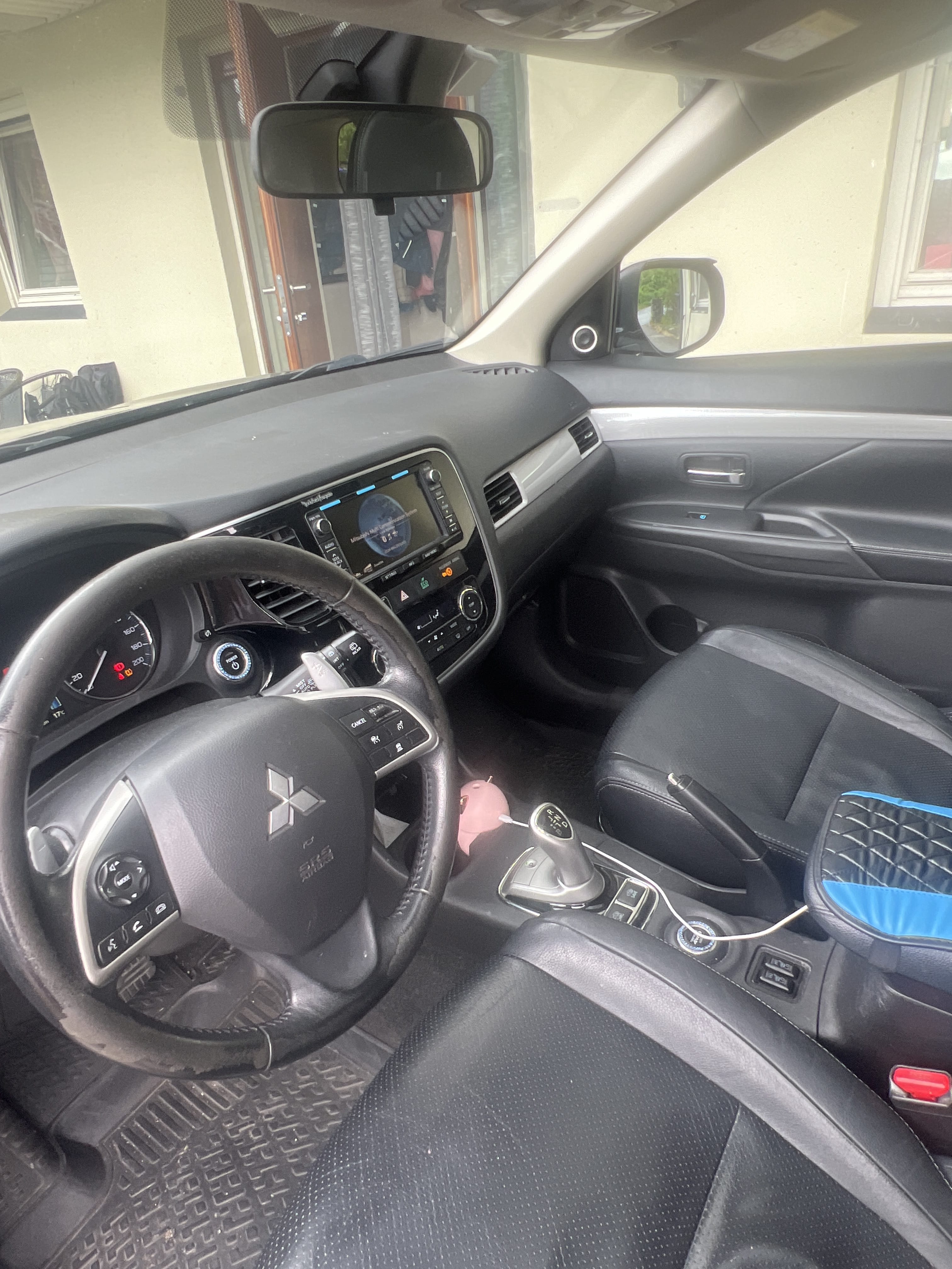 Mitsubishi Outlander Hybrid with Baby seat