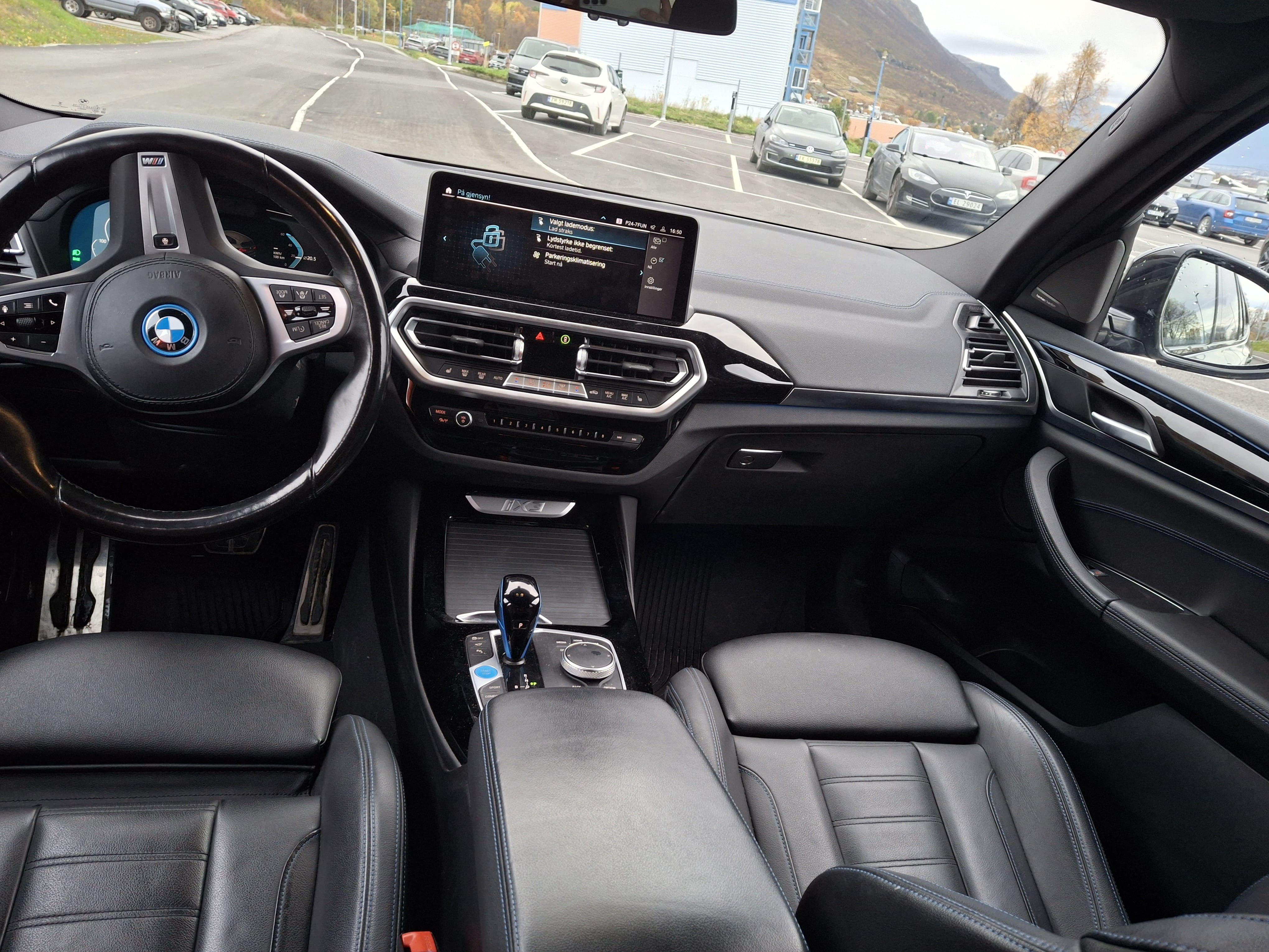 BMW ix3 met Autostoel baby