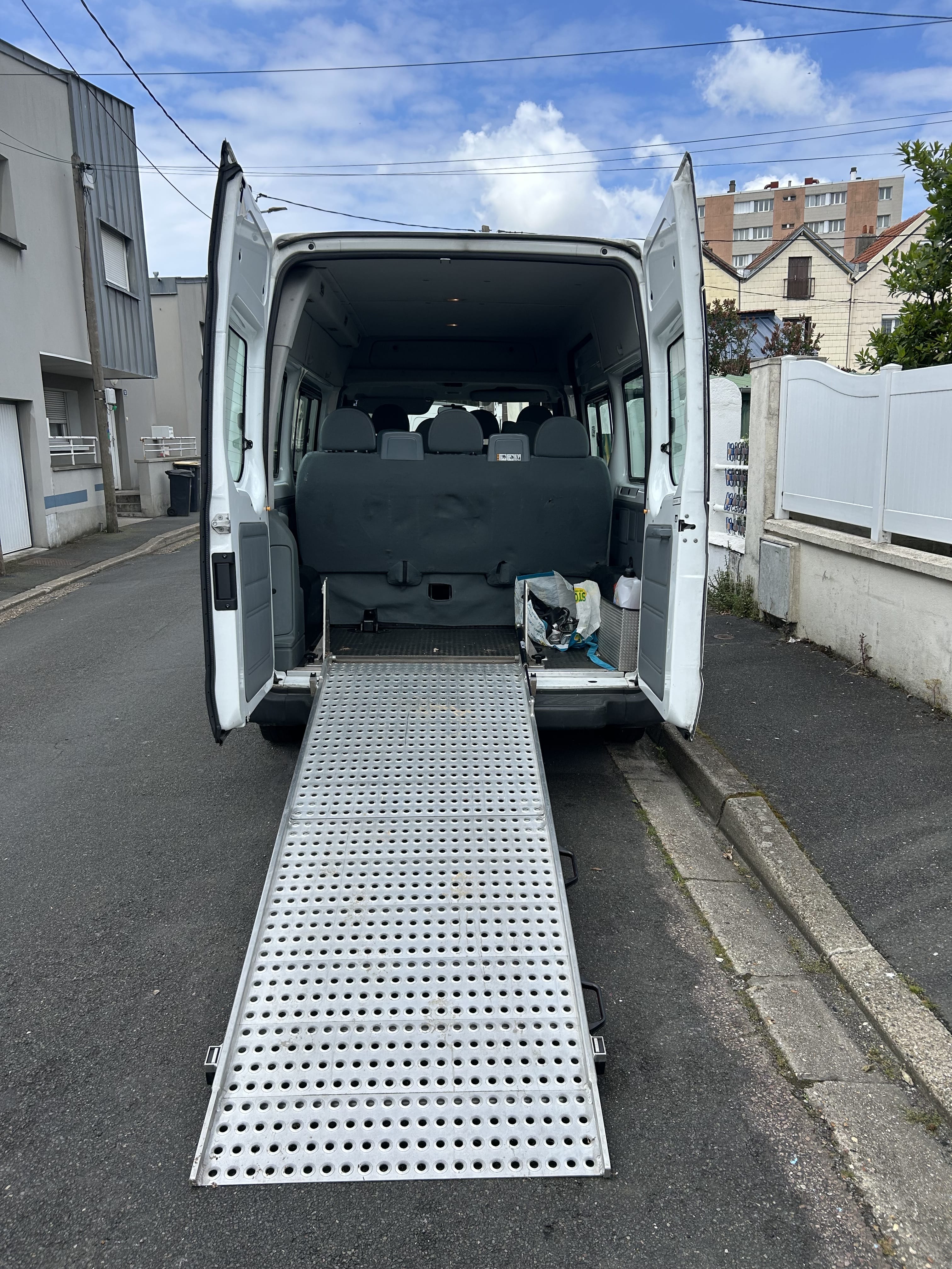 Ford Transit Kombi 2.2 TDCI / 9 places / Accès PMR avec Entrée audio / iPod