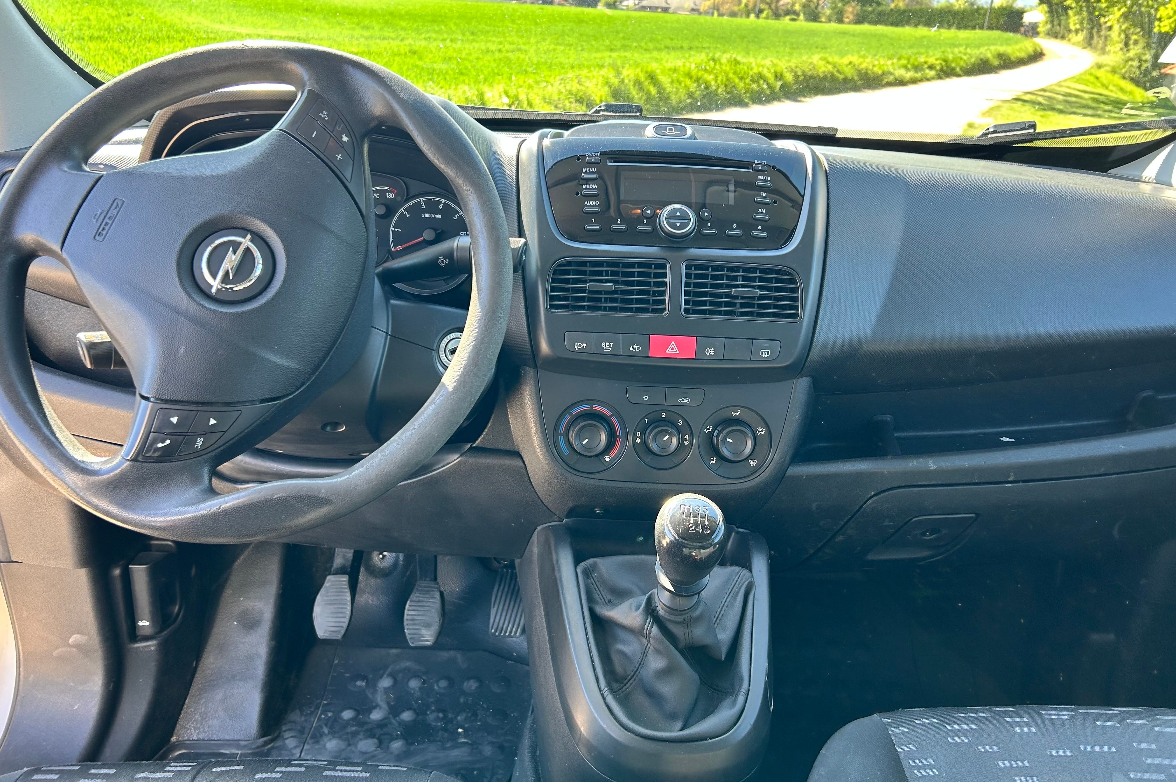 Opel Combo avec Autoradio