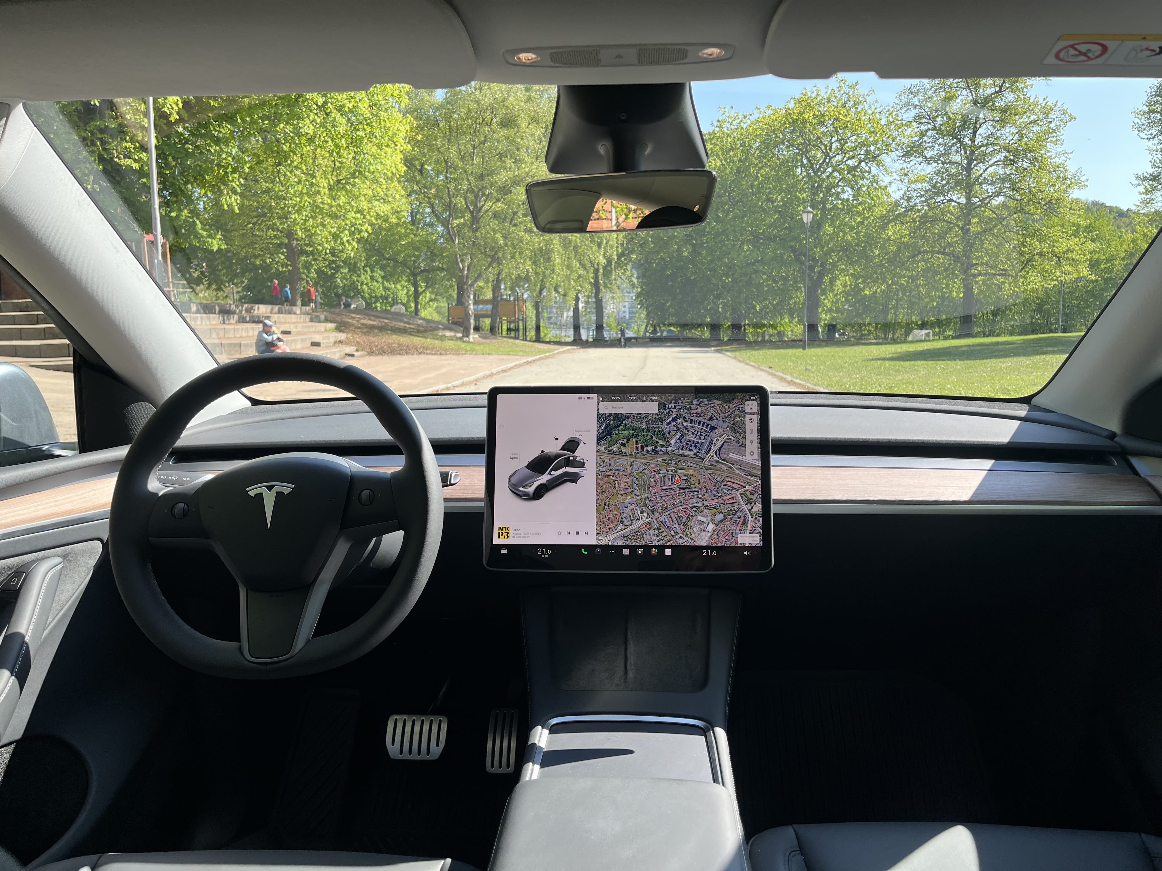 Tesla Model Y med Cruisekontroll