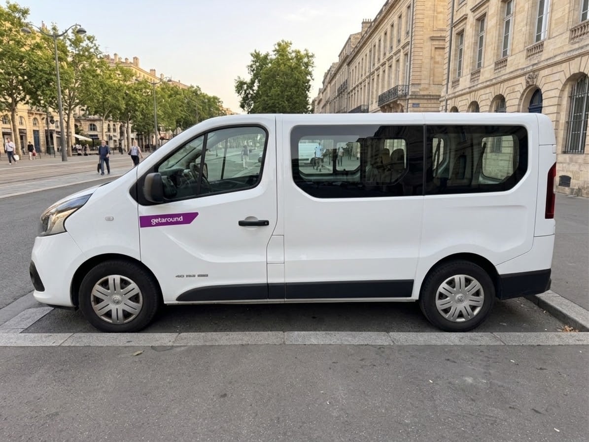 Renault Trafic Passenger  Louez le Renault Trafic 9 places – Espace, Confort et Économie - Tous Vos Déplacements avec Climatisation