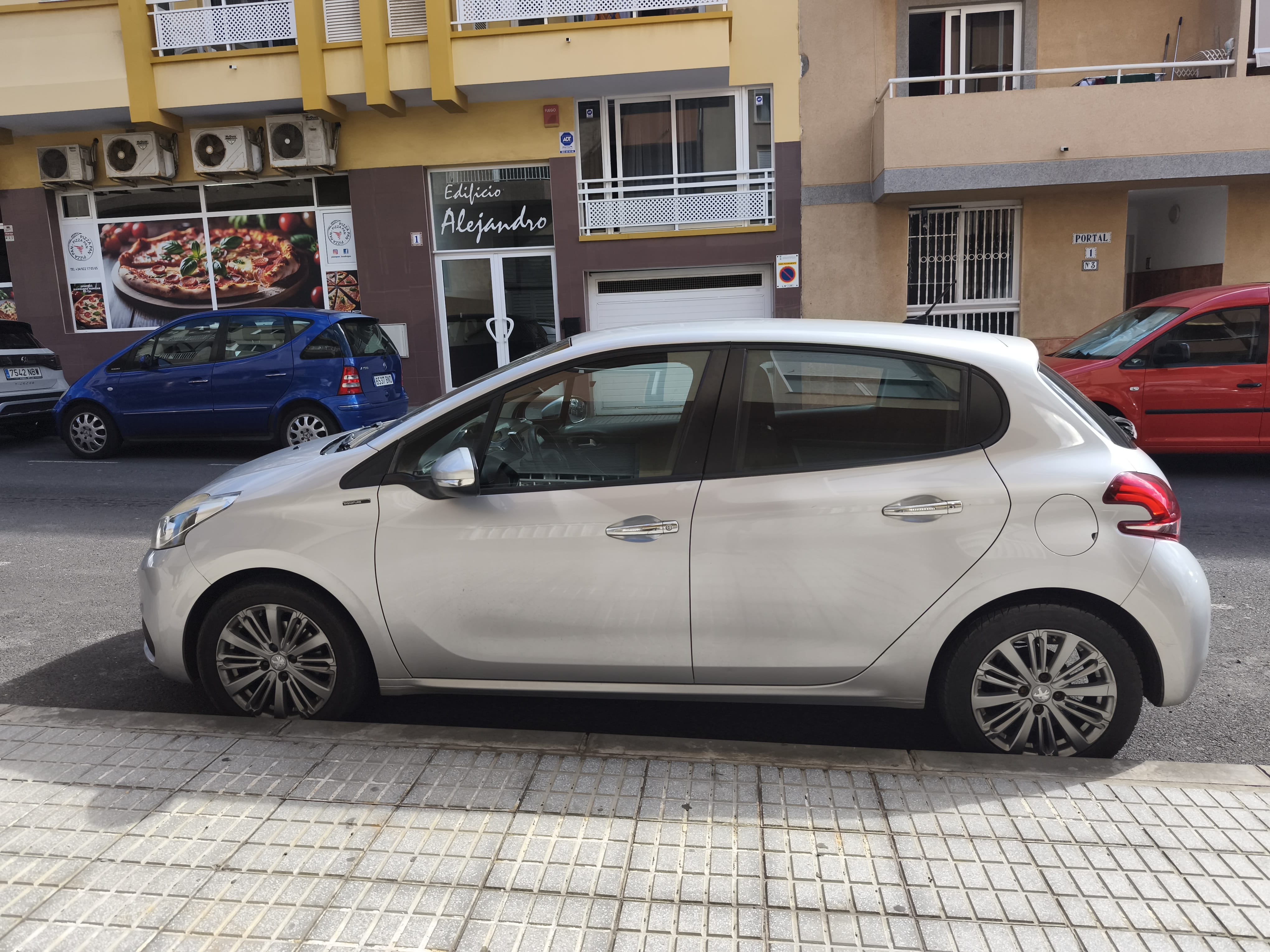 Peugeot 208 1.2 con Aire acondicionado