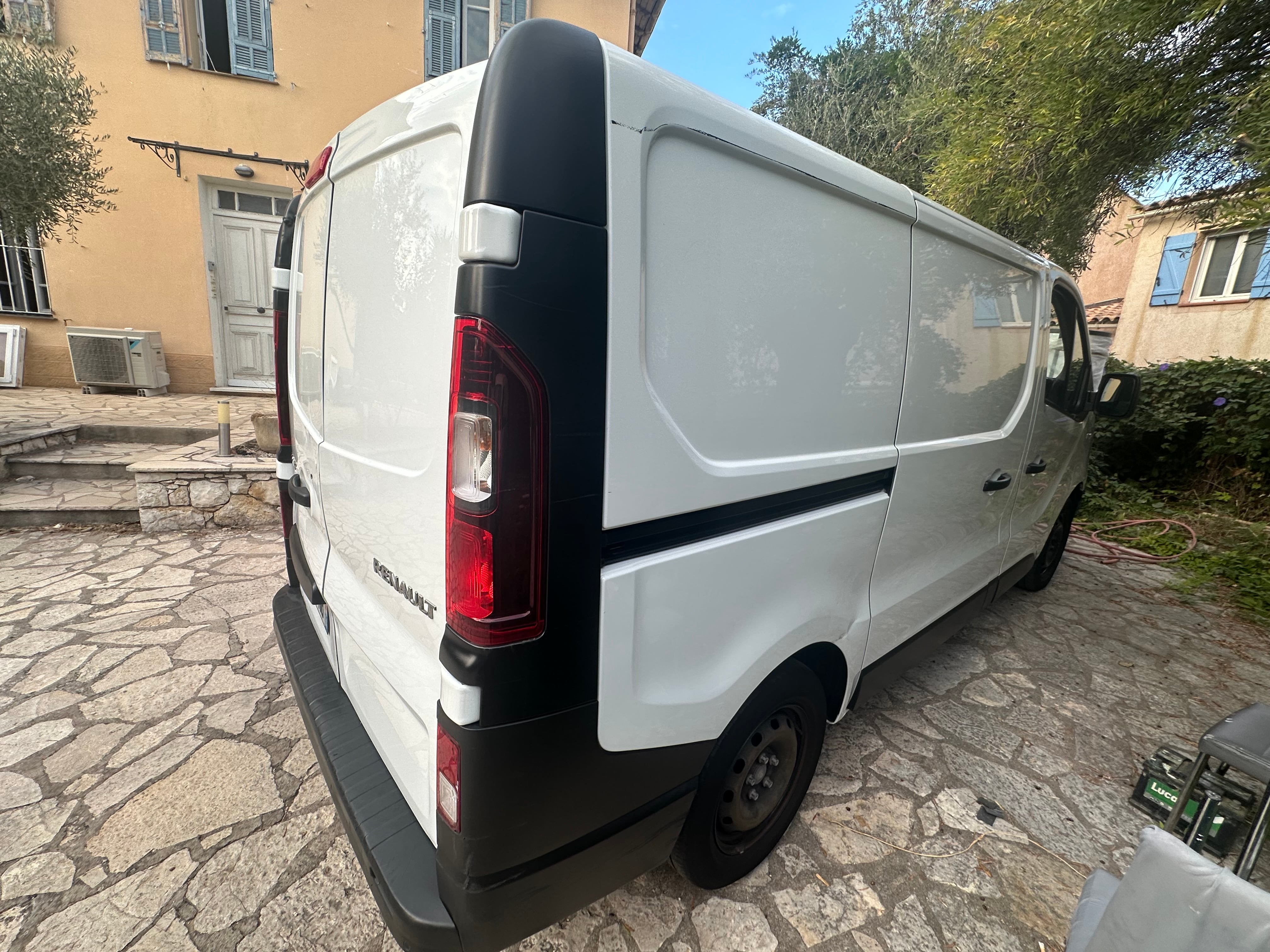 Renault Trafic met Autostoel baby