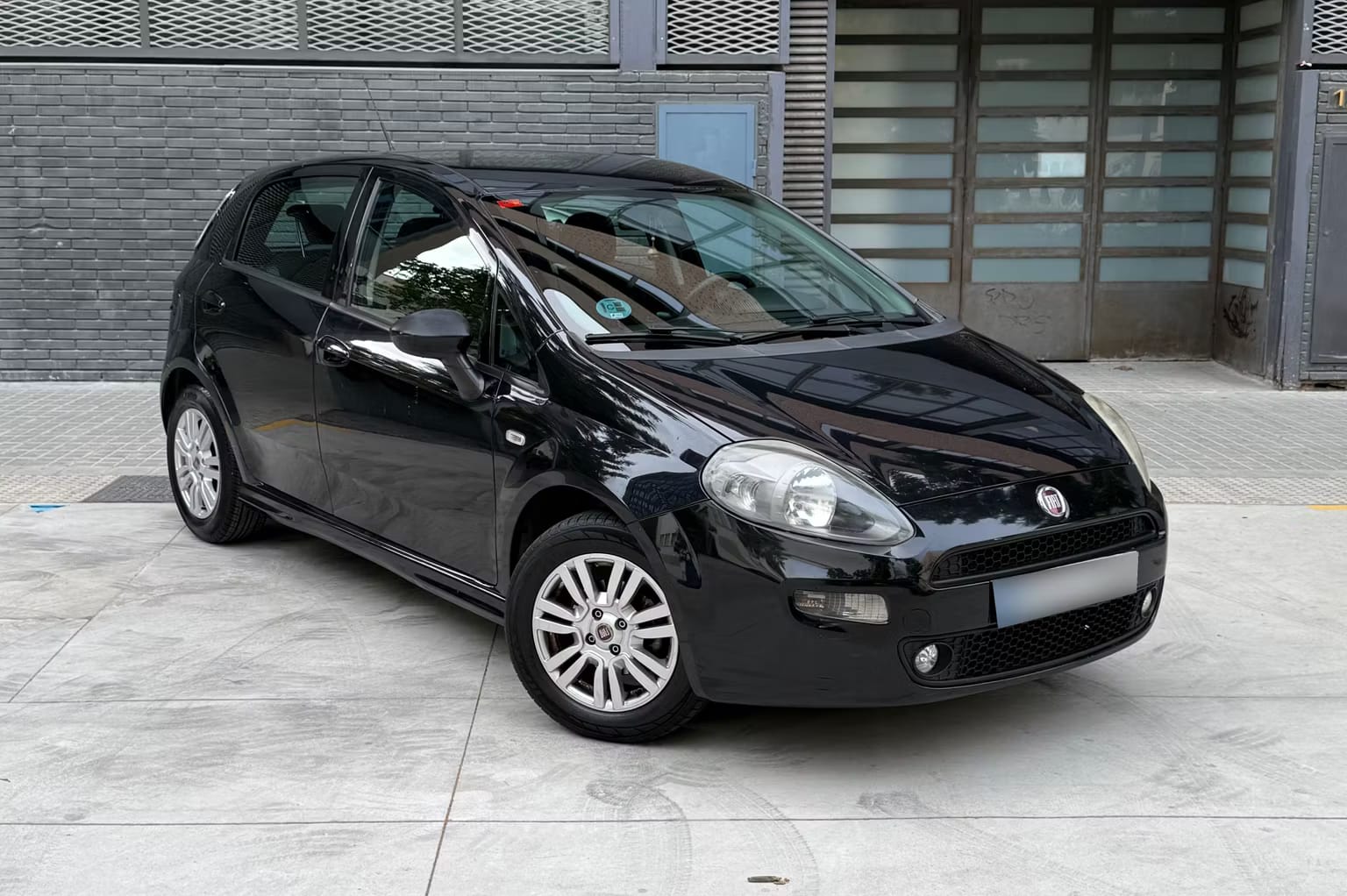 Fiat Punto Easy - económico, cómodo y perfecto para ciudad o escapadas con Audio Bluetooth