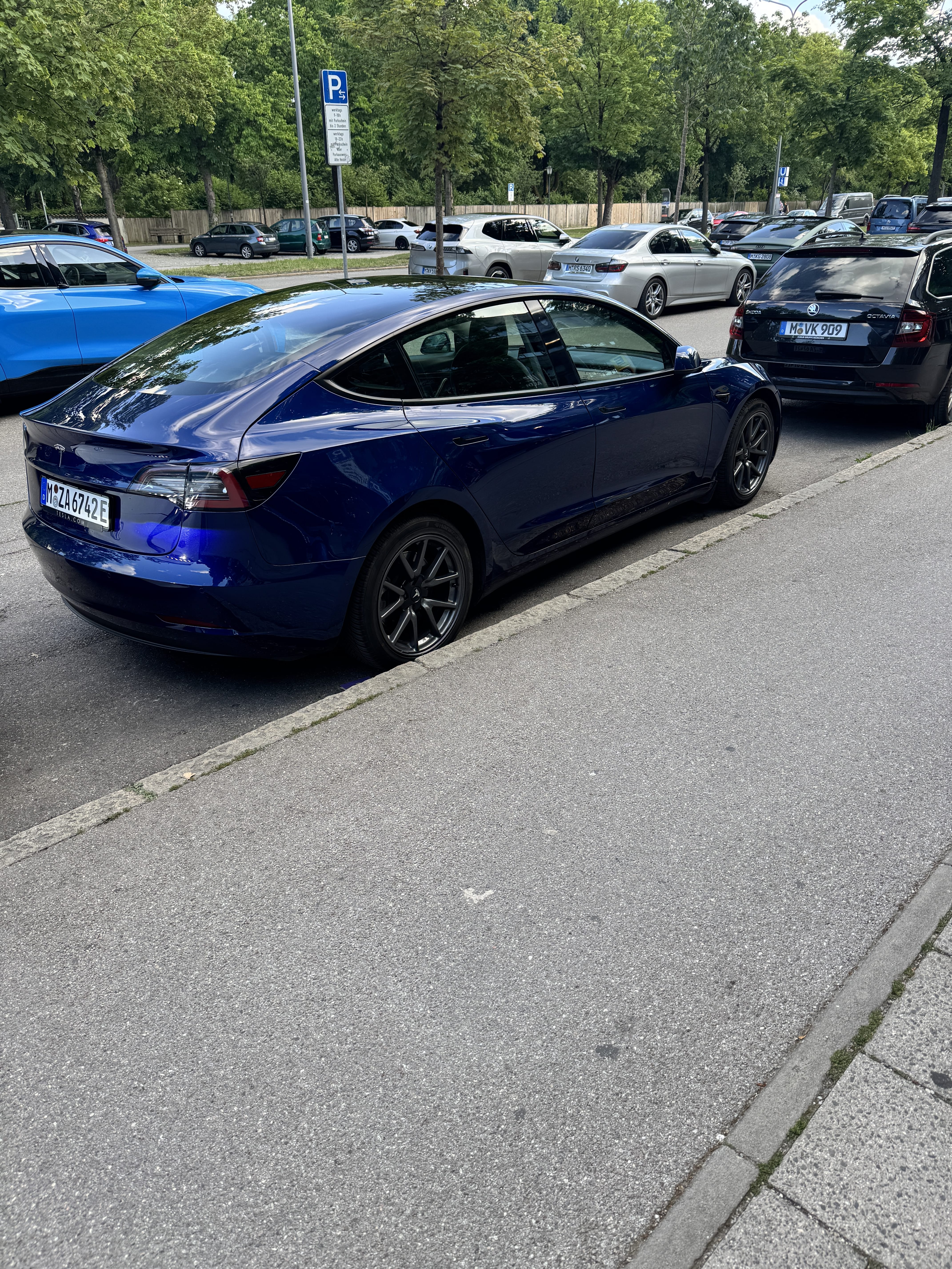 Tesla Model 3 mit Rückfahrkamera