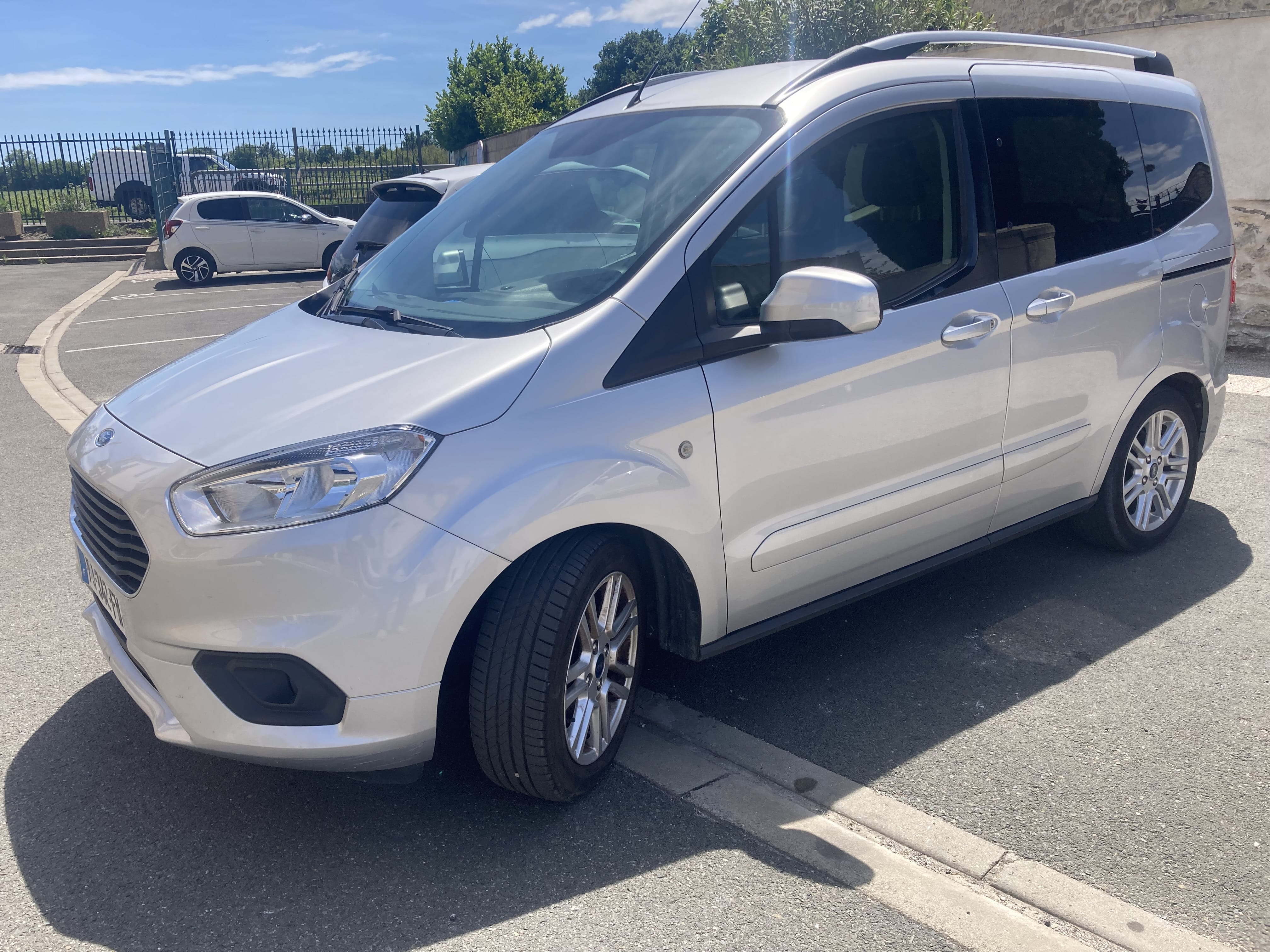Ford Tourneo Courier Essence avec Climatisation