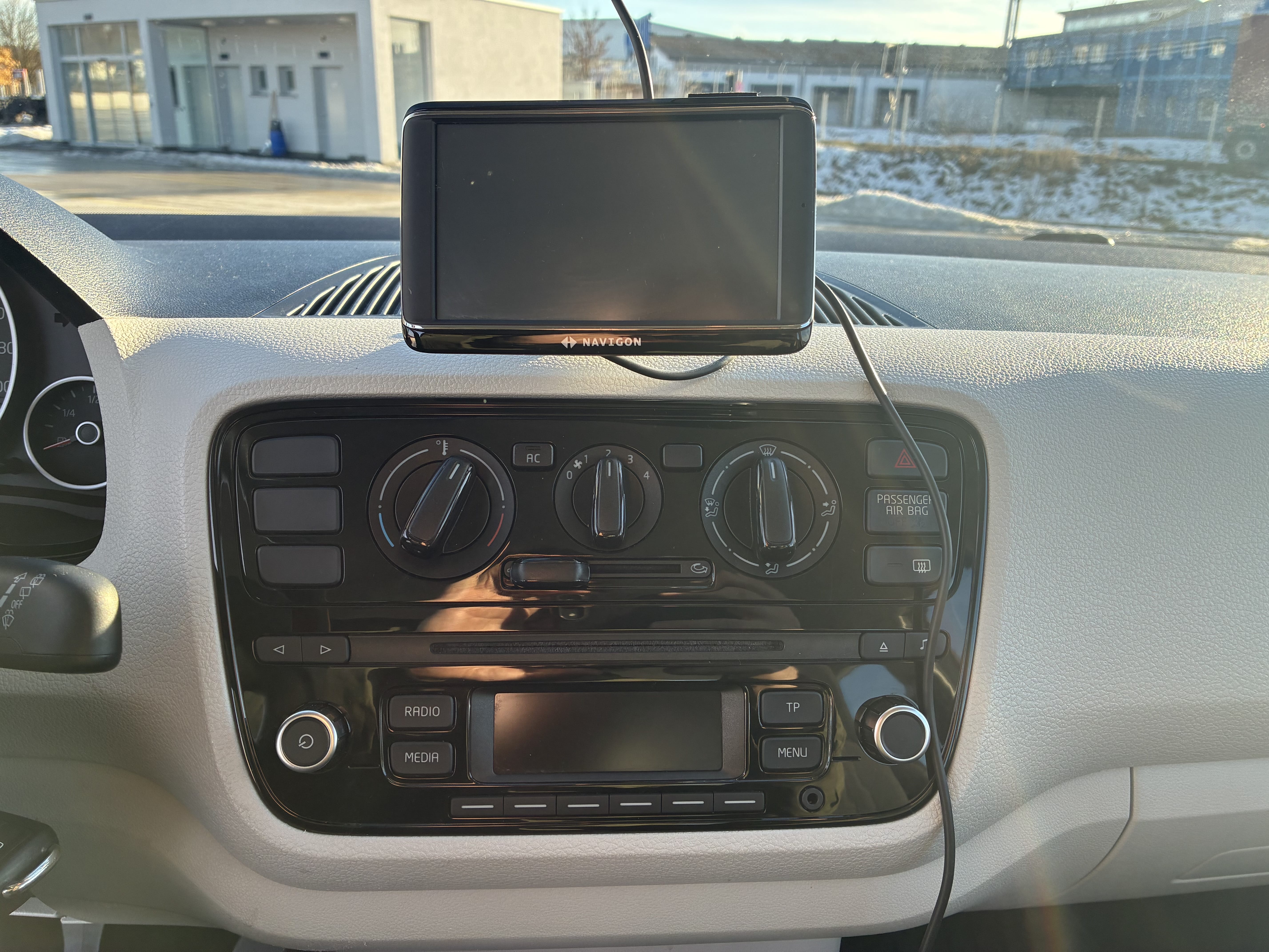 Volkswagen Up! Klima, Handy Halterung, AUX/USBC/Iphone Kabel, Navi, Bluetooth Freisprecheinrichtung mit Winterreifen