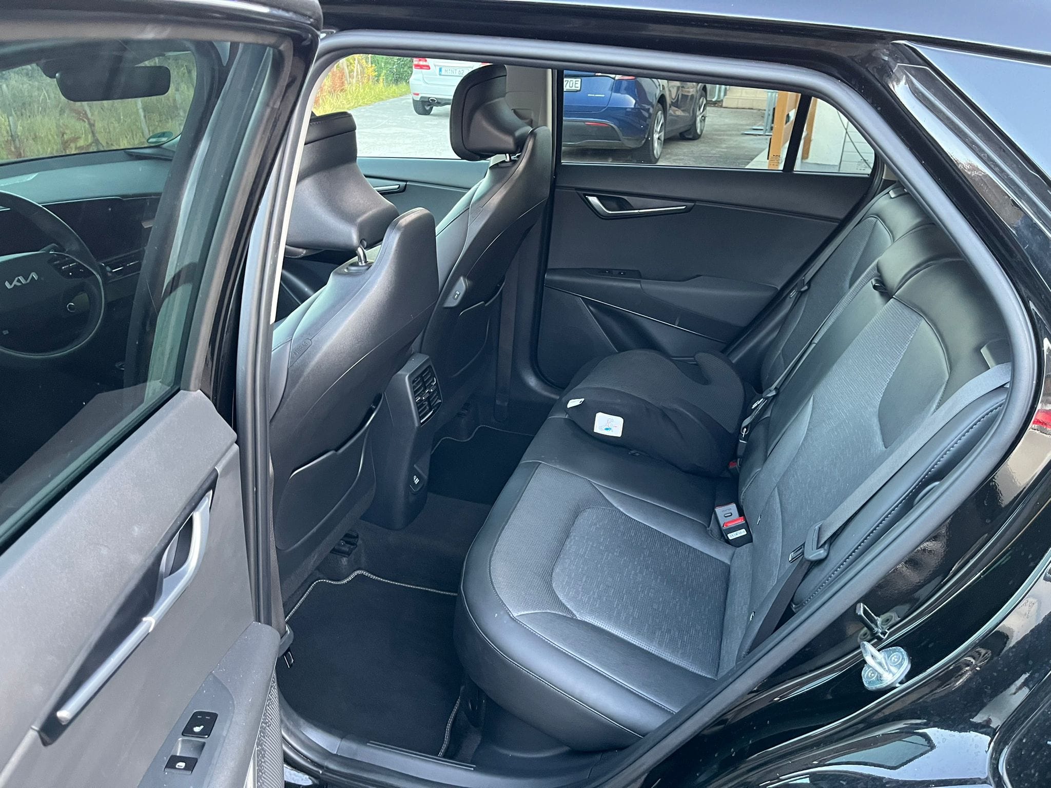 Kia Niro Hybrid mit Kindersitz