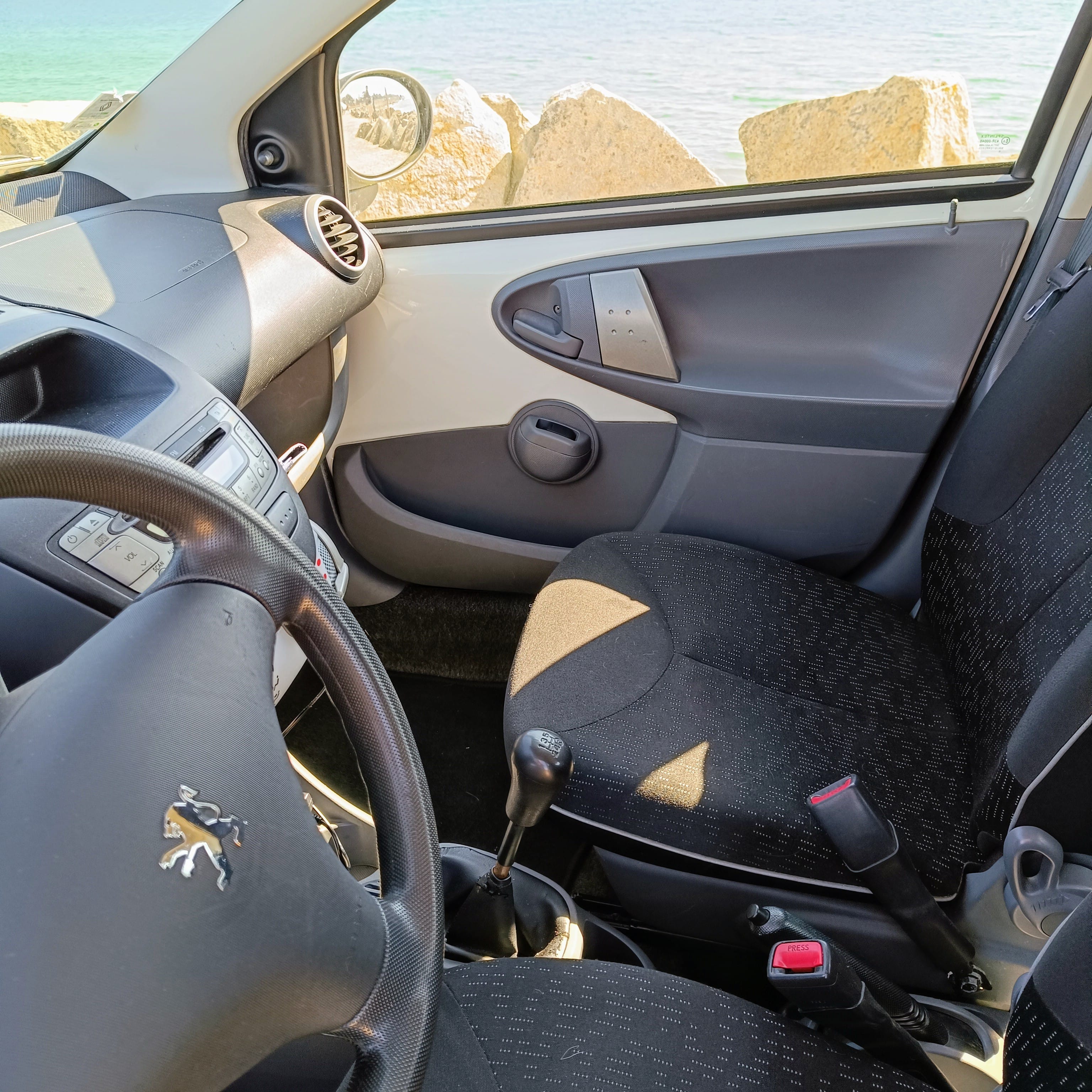 Peugeot 107 1.0 essence avec GPS