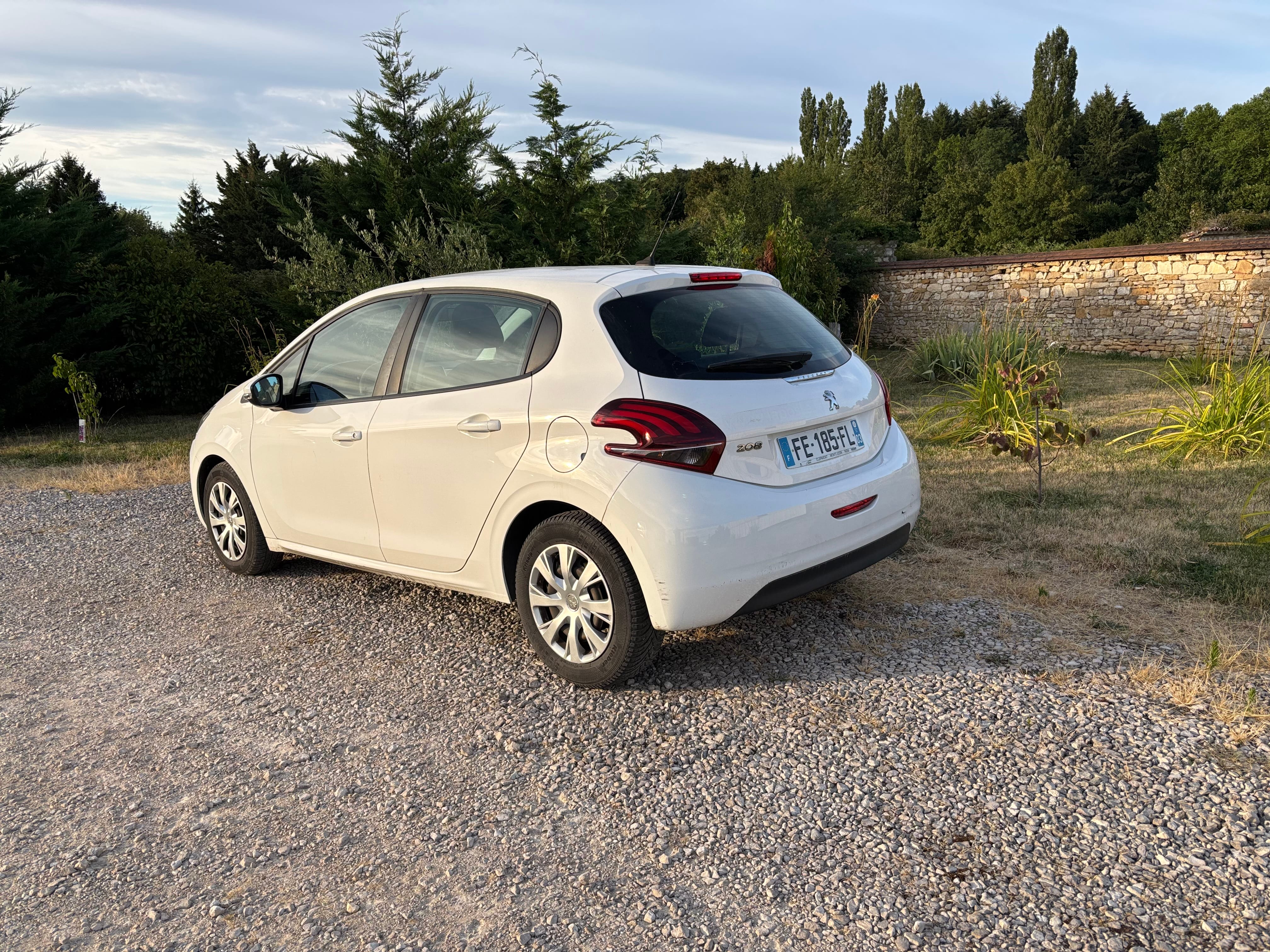 Peugeot 208 1,2 110 cv  eat6 automatique avec Régulateur de vitesse