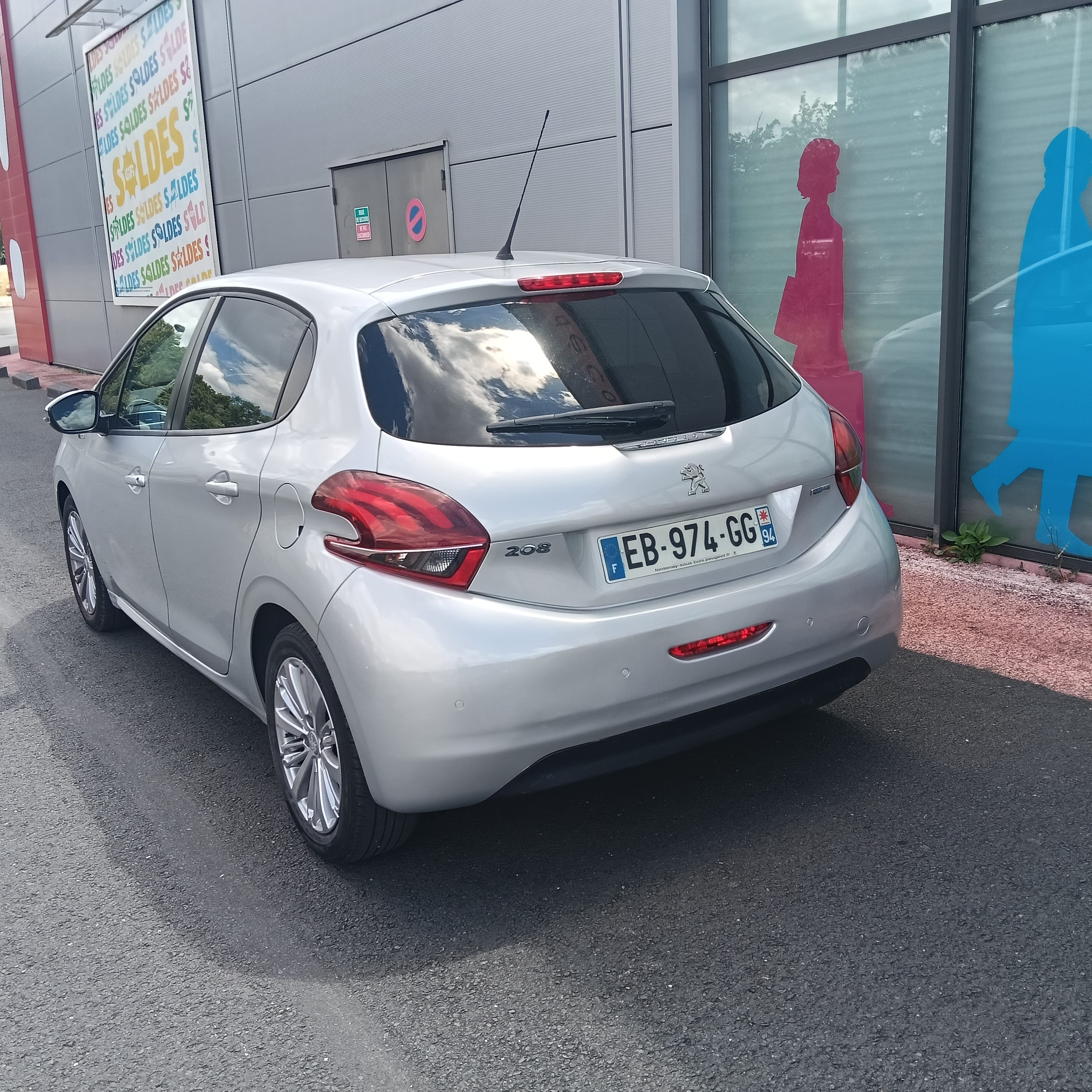 Peugeot 208 avec Autoradio