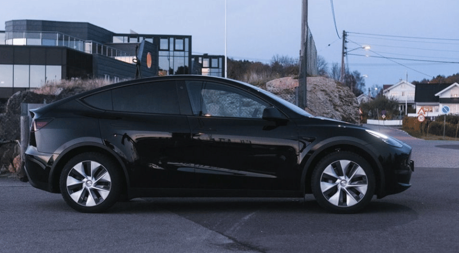 Tesla Model Y, 2023, Électrique, automatique