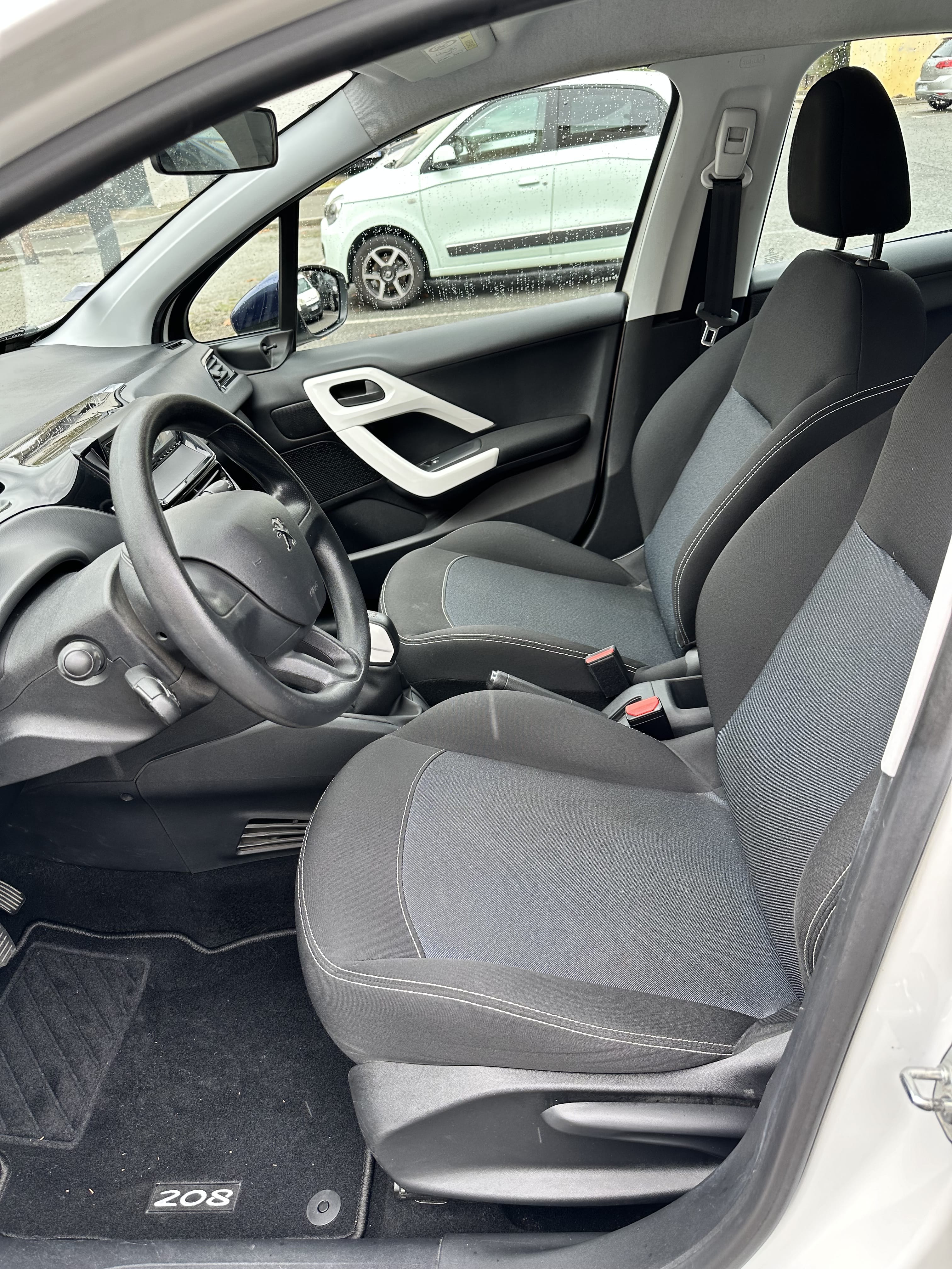 Peugeot 208 avec Siège bébé