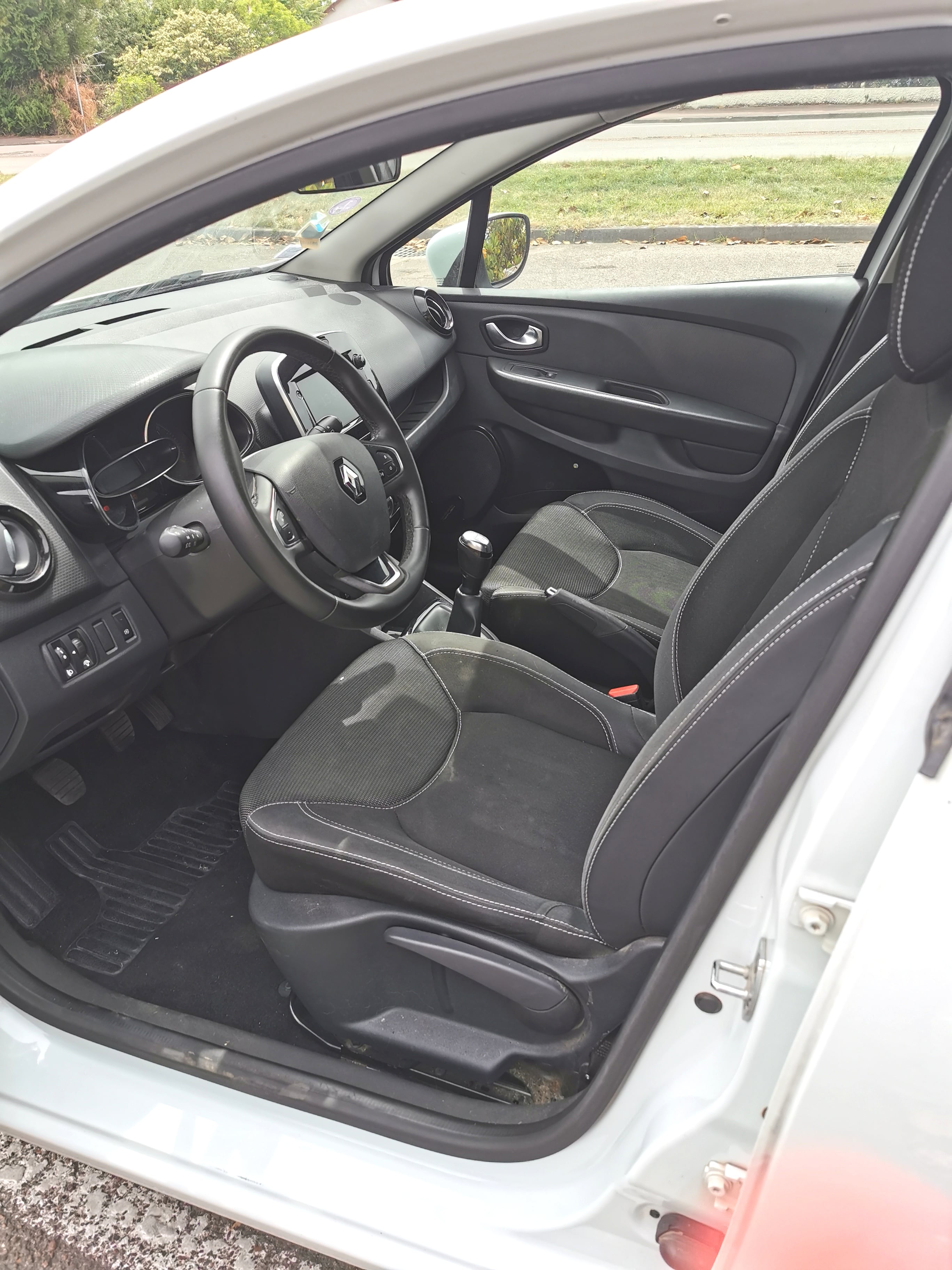 Renault Clio avec Autoradio
