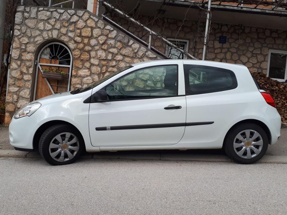 Renault Clio (BY760JE) avec Pneus neige