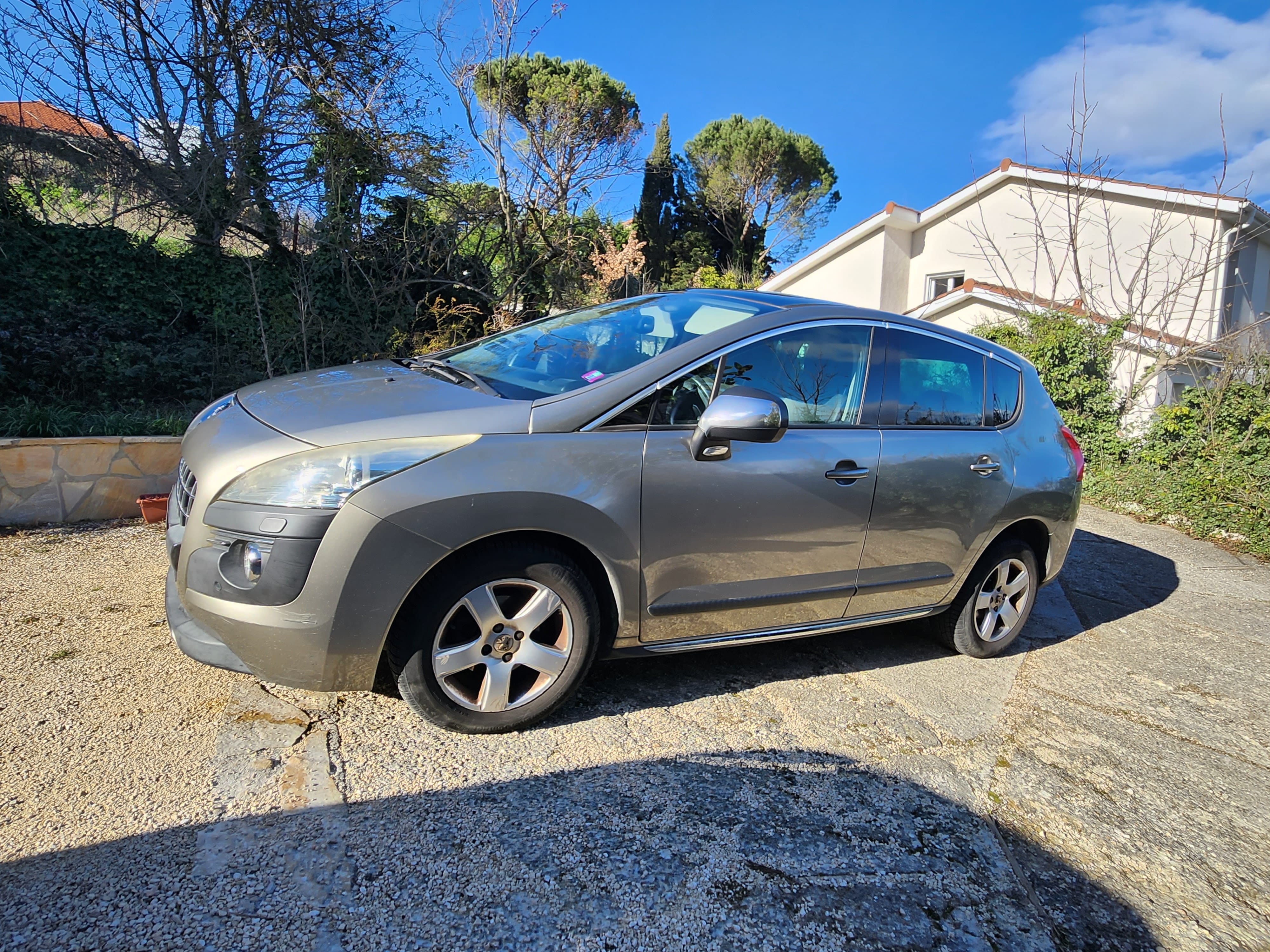 Peugeot 3008 féline 1,6l 6cv, boîte automatique, régulateur vitesse, rayures carrosserie par endroits, 2010, Diesel, automatique