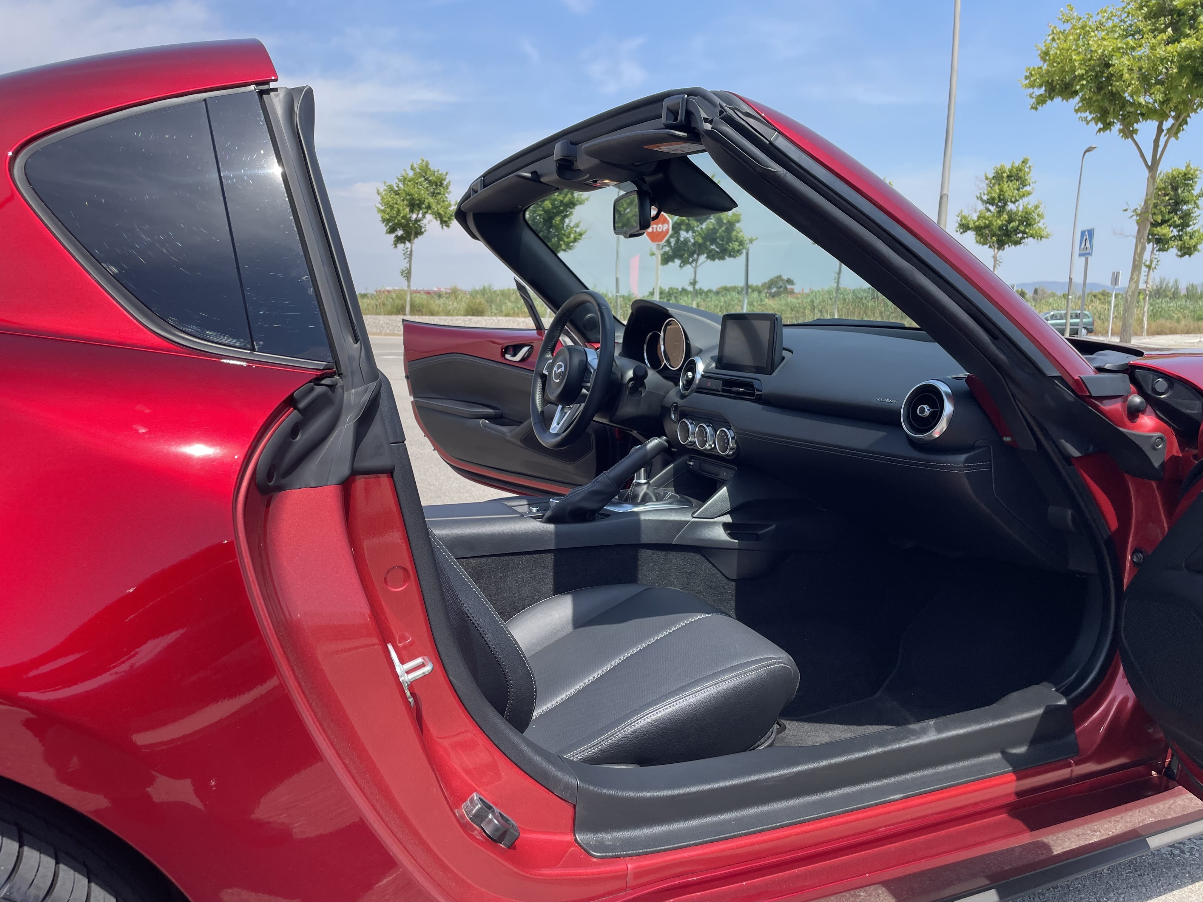 Mazda MX-5 Miata Club Sport descapotable con Apple CarPlay